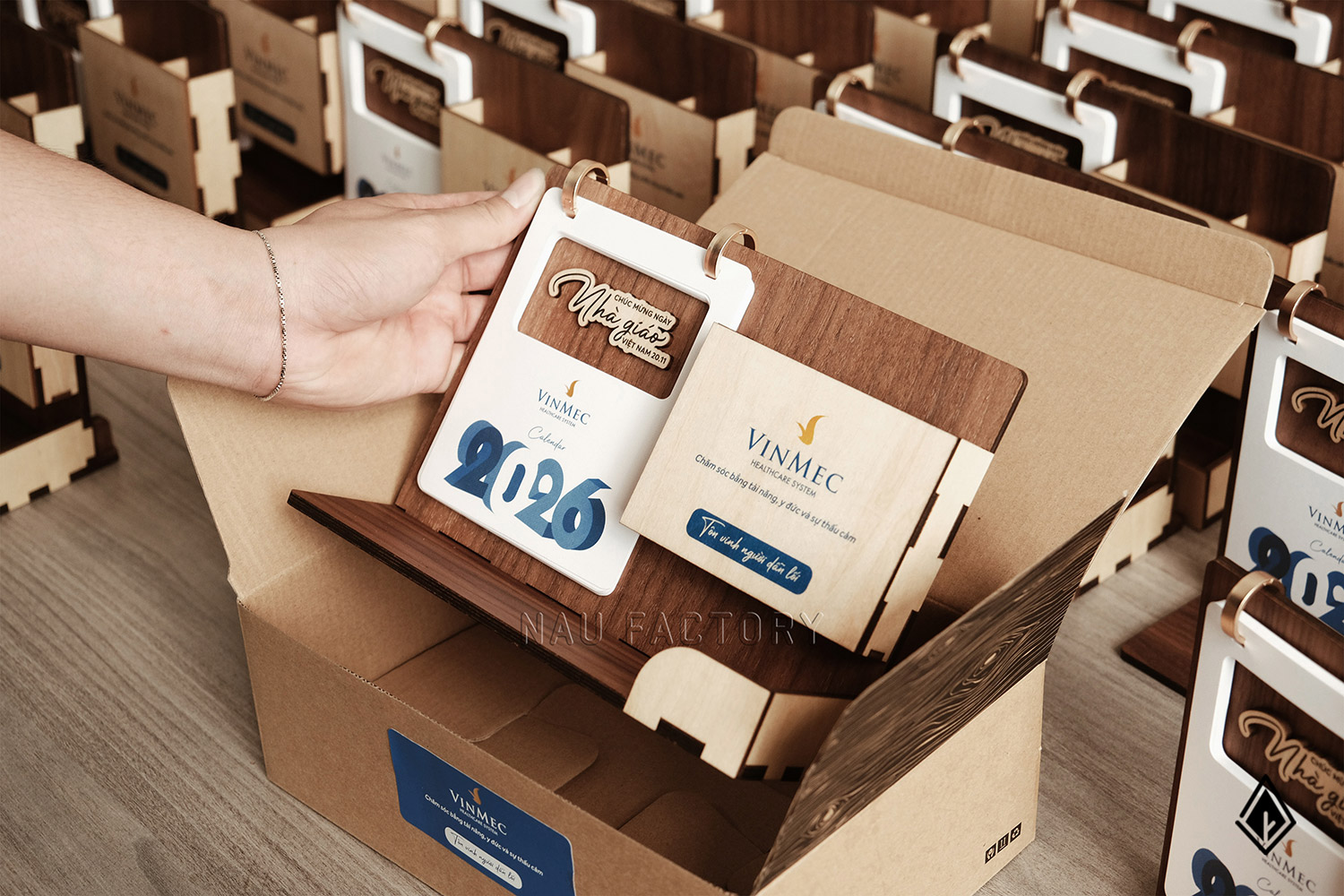 lịch gỗ khay bút