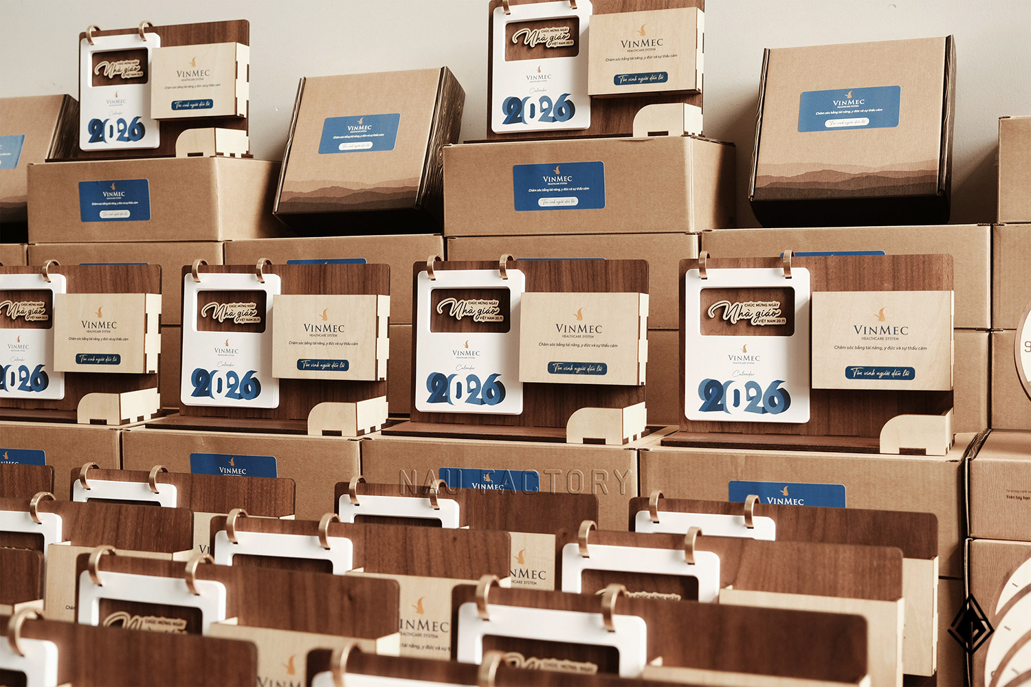 lịch gỗ khay bút