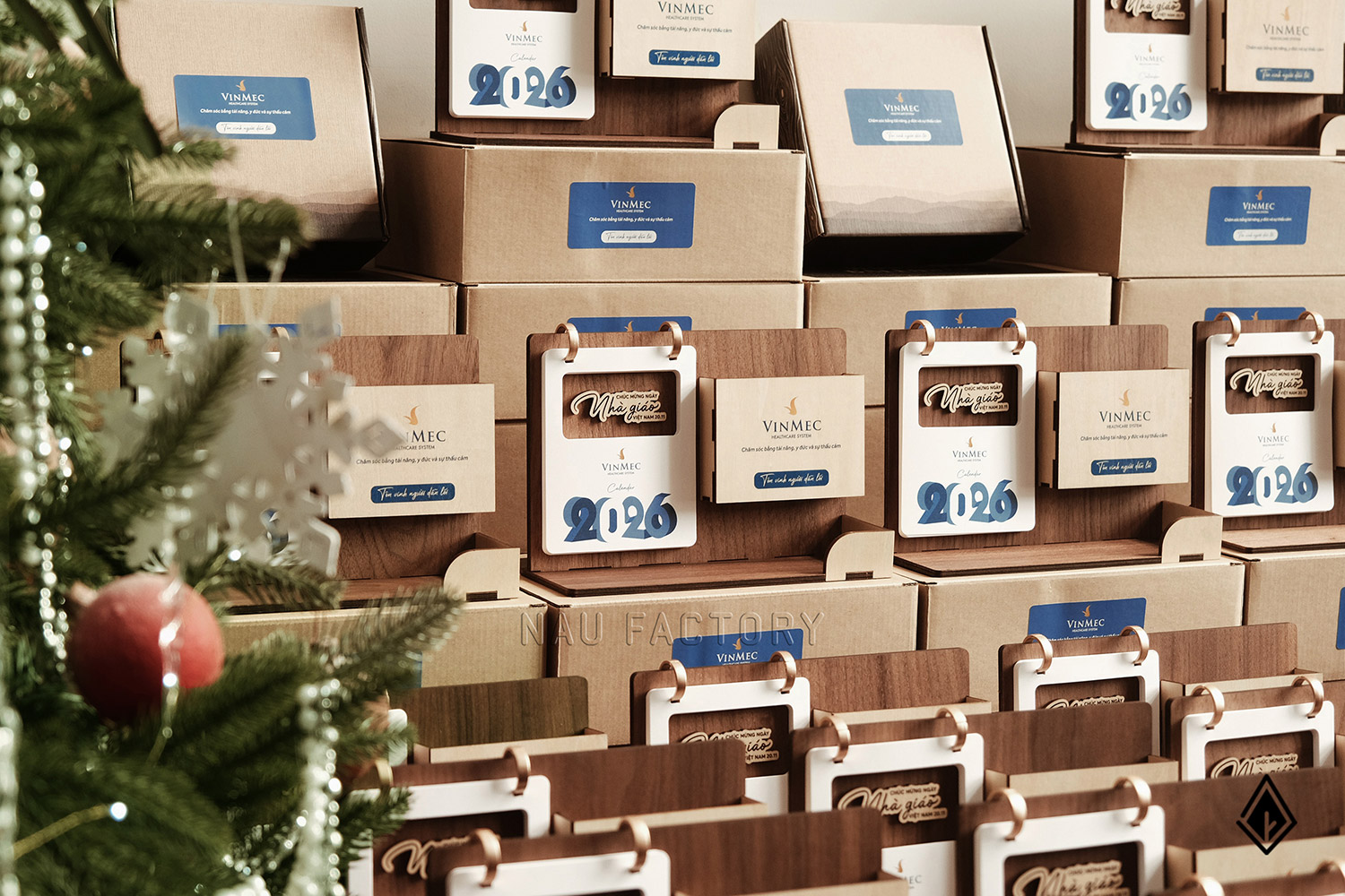 lịch gỗ khay bút