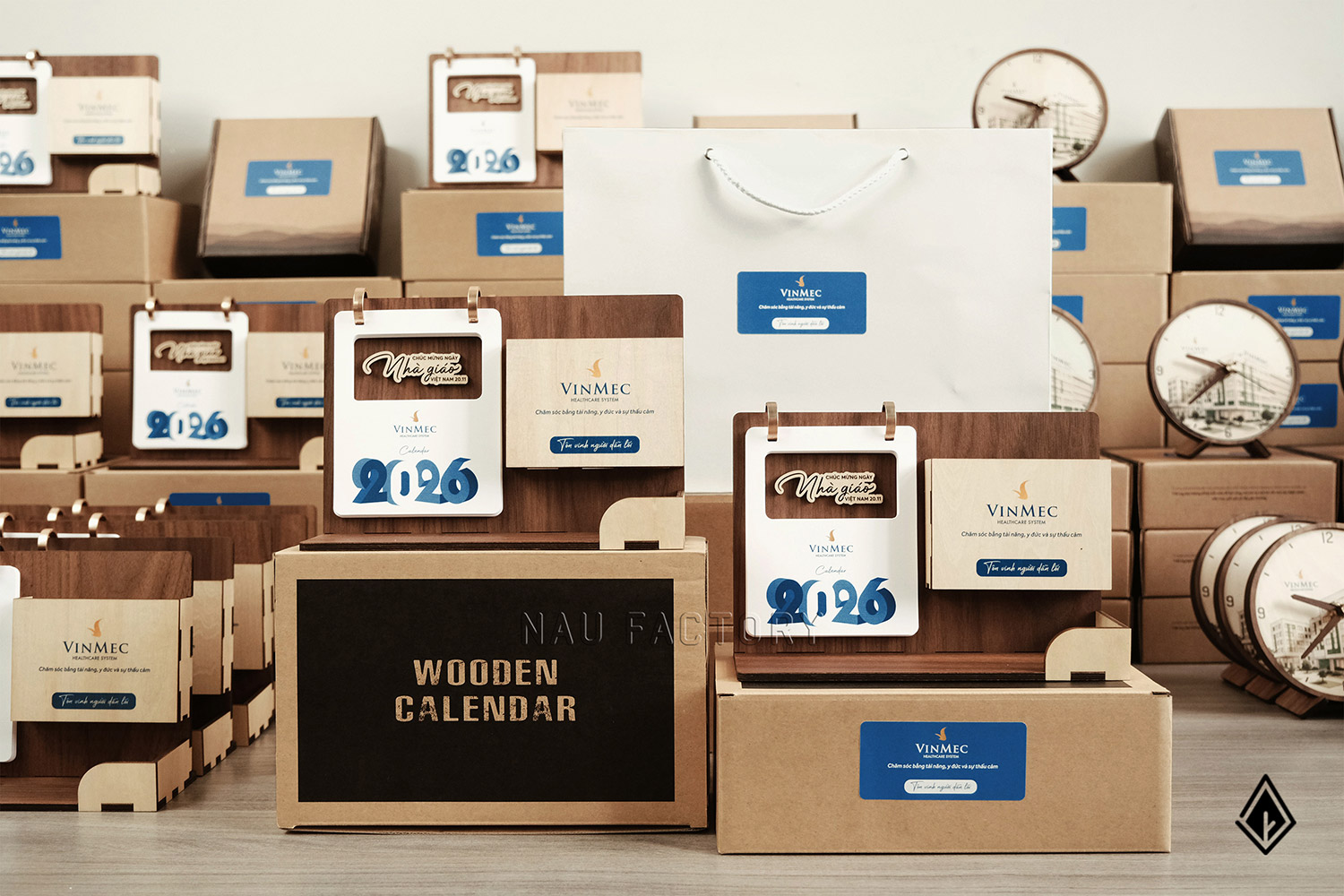 lịch gỗ khay bút