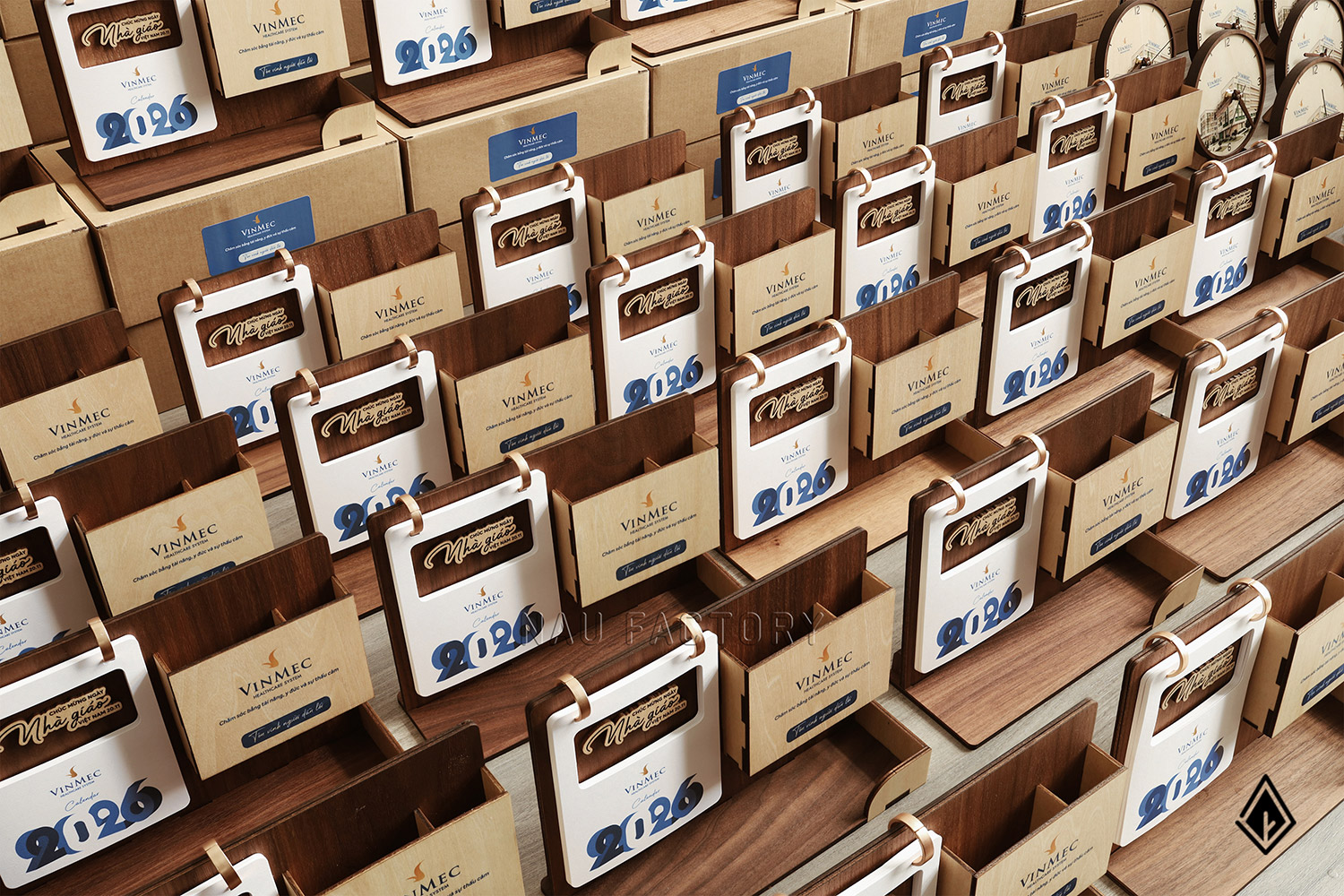 lịch gỗ khay bút