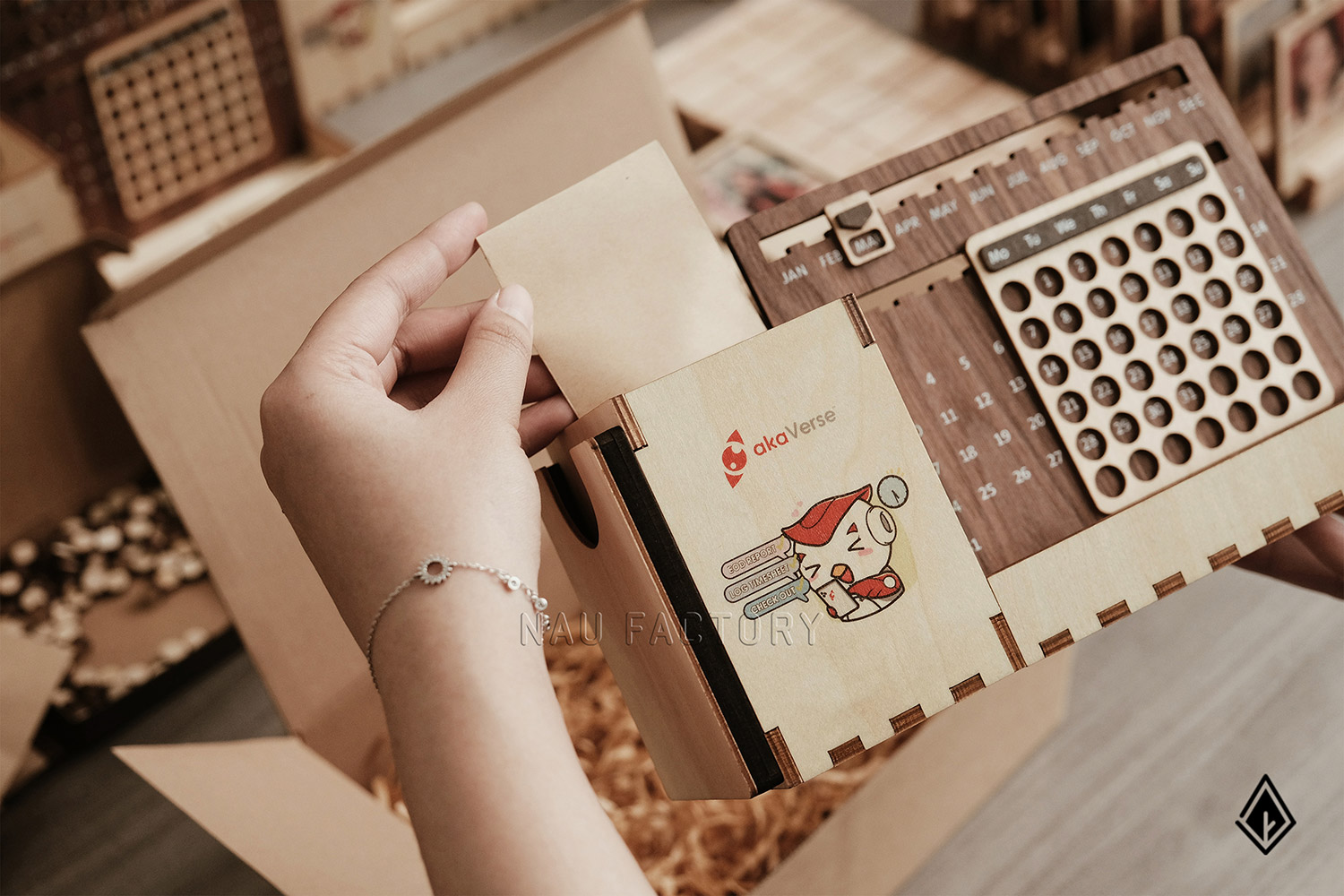 set lịch vạn niên và tranh gỗ