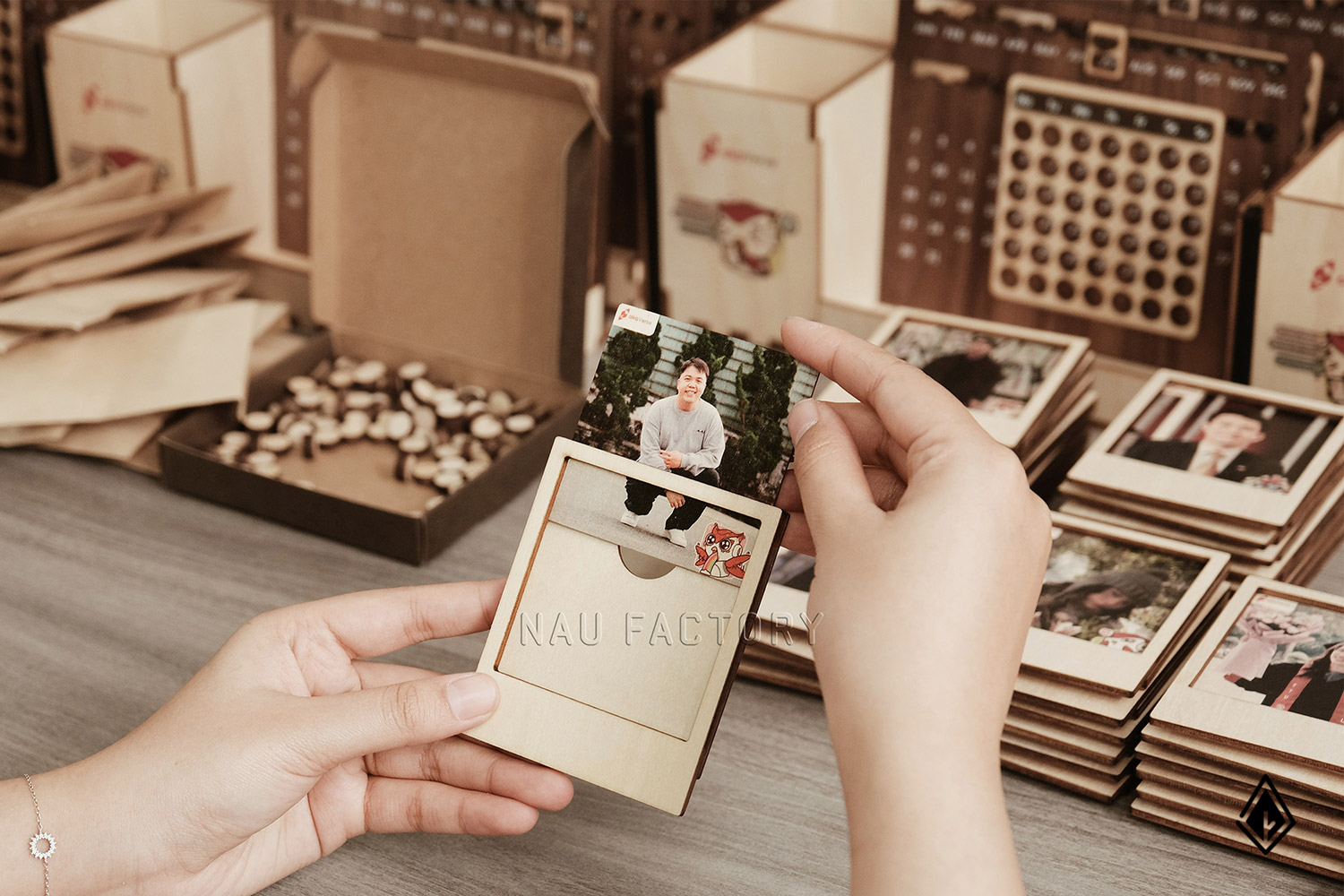 set lịch vạn niên và tranh gỗ