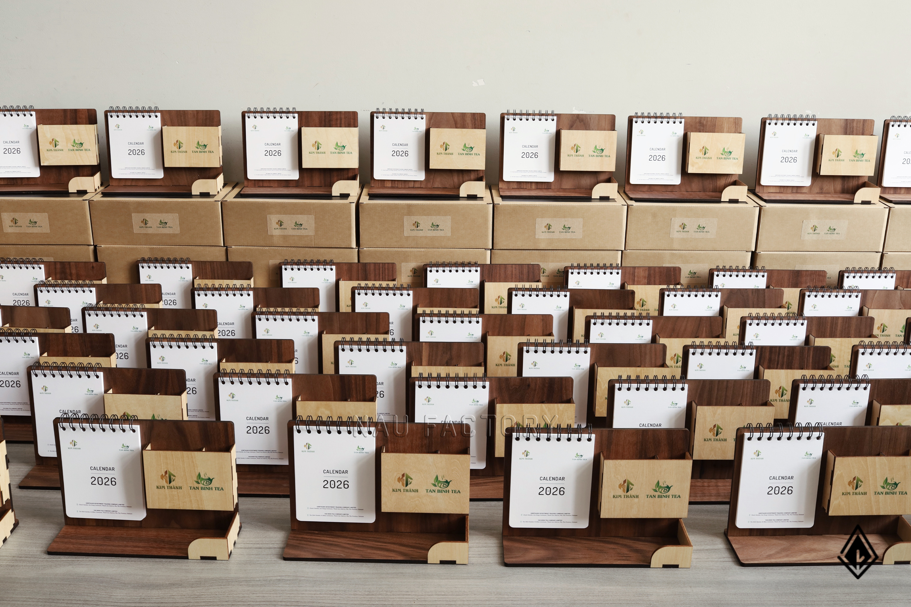 lịch gỗ khay bút