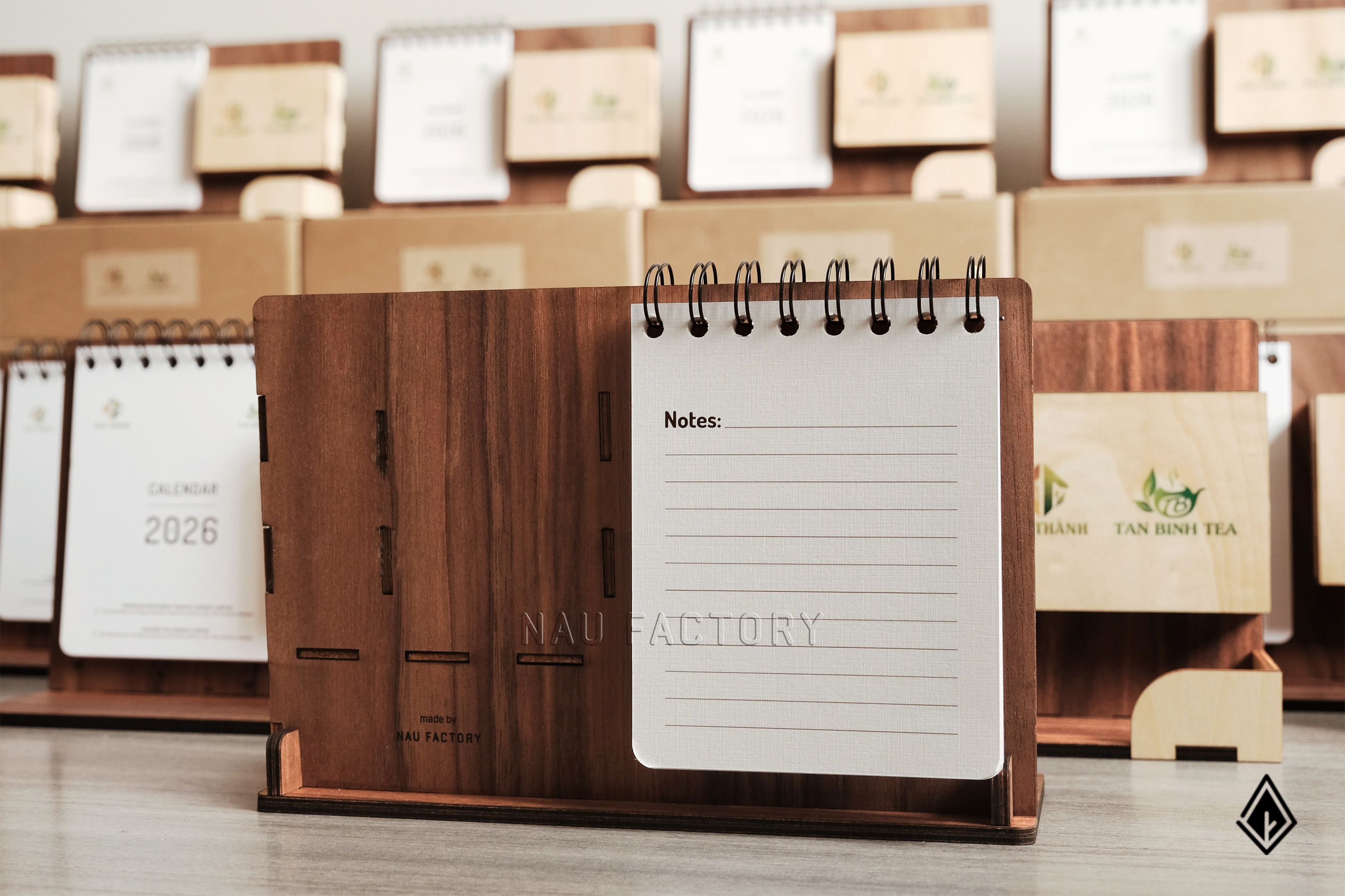 lịch gỗ khay bút