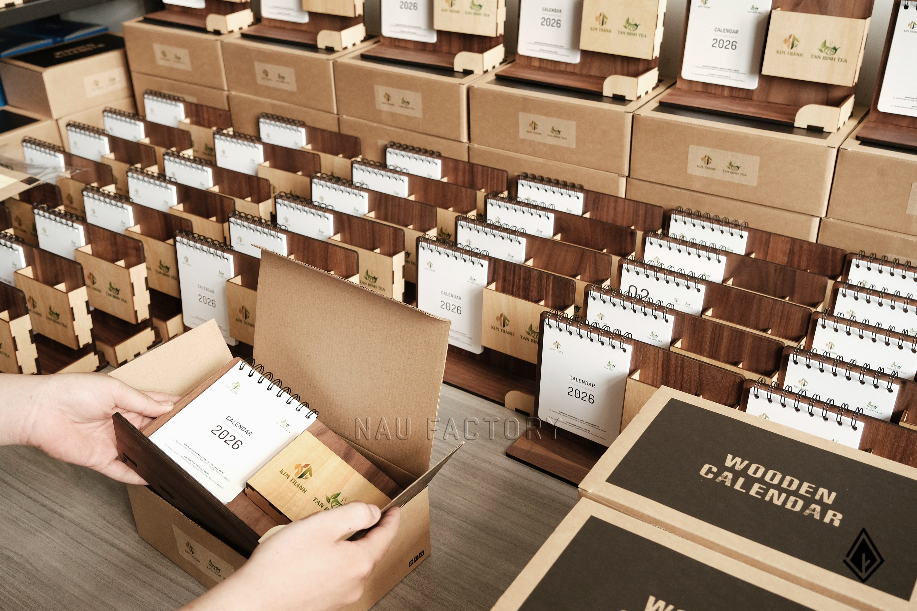 lịch gỗ khay bút