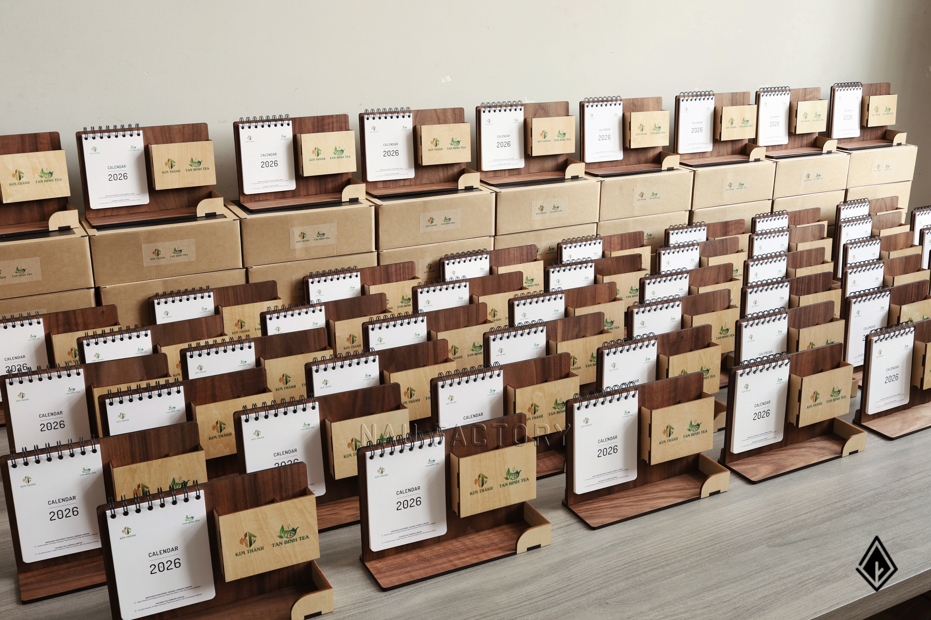 lịch gỗ khay bút