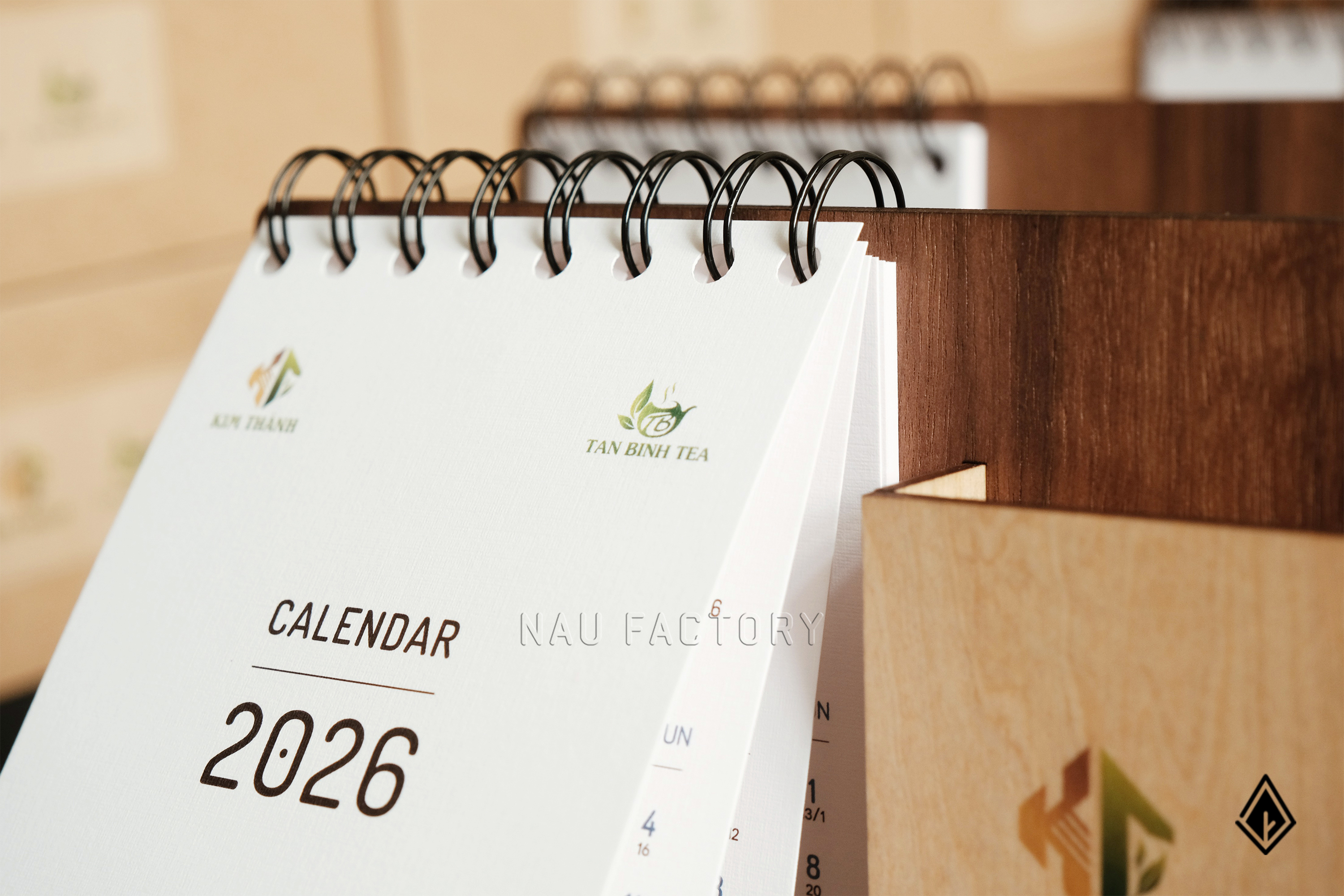 lịch gỗ khay bút