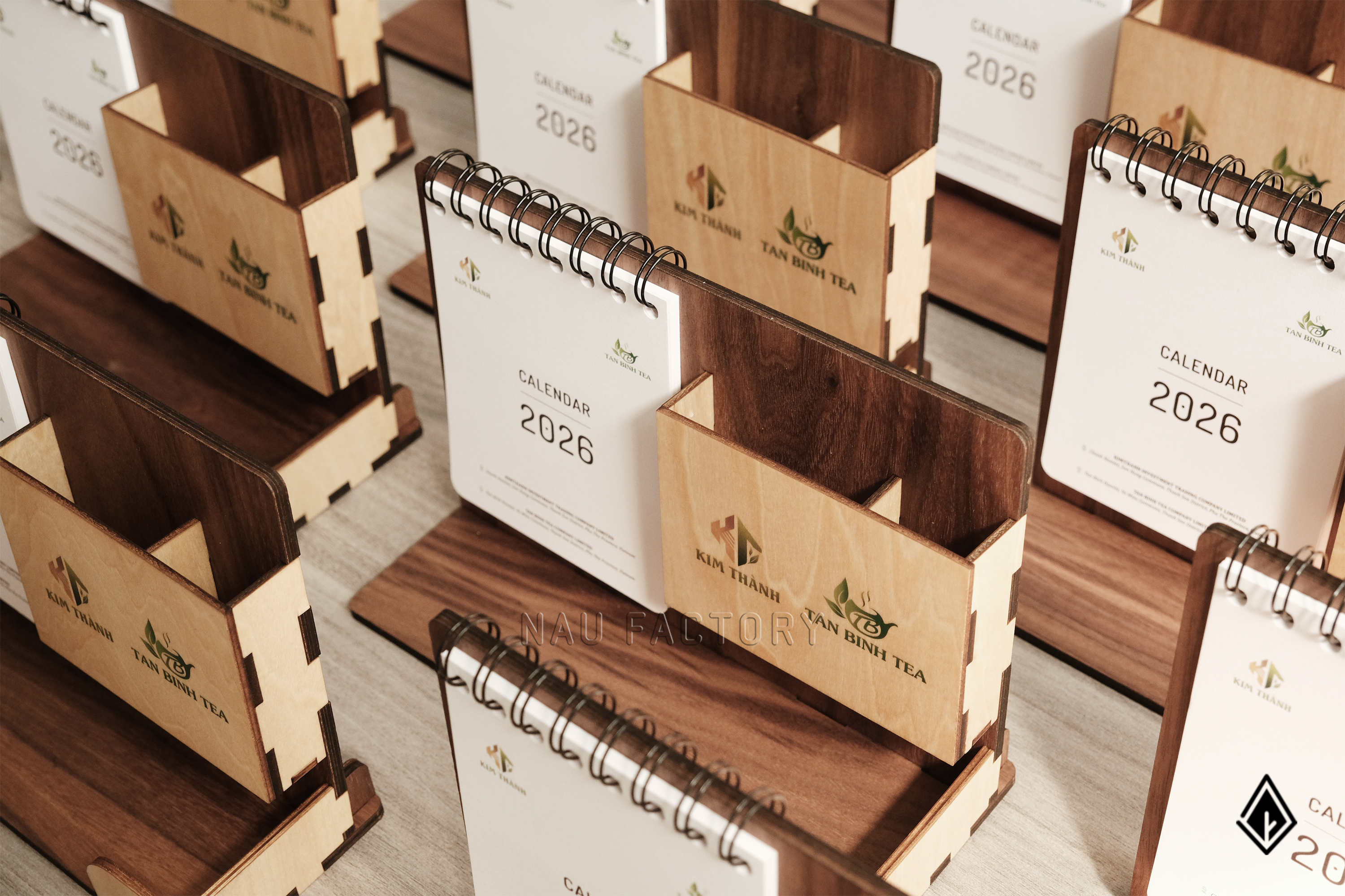 lịch gỗ khay bút