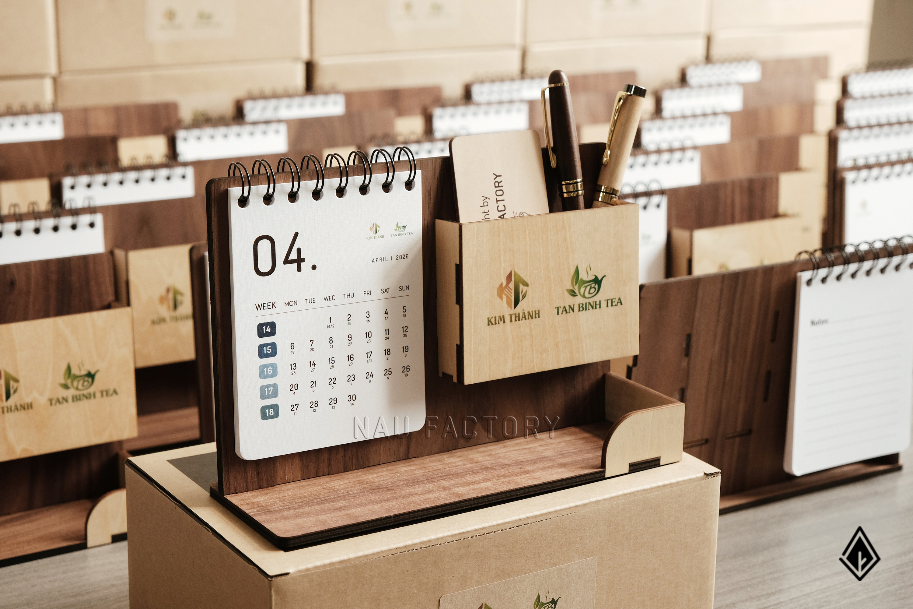 lịch gỗ khay bút