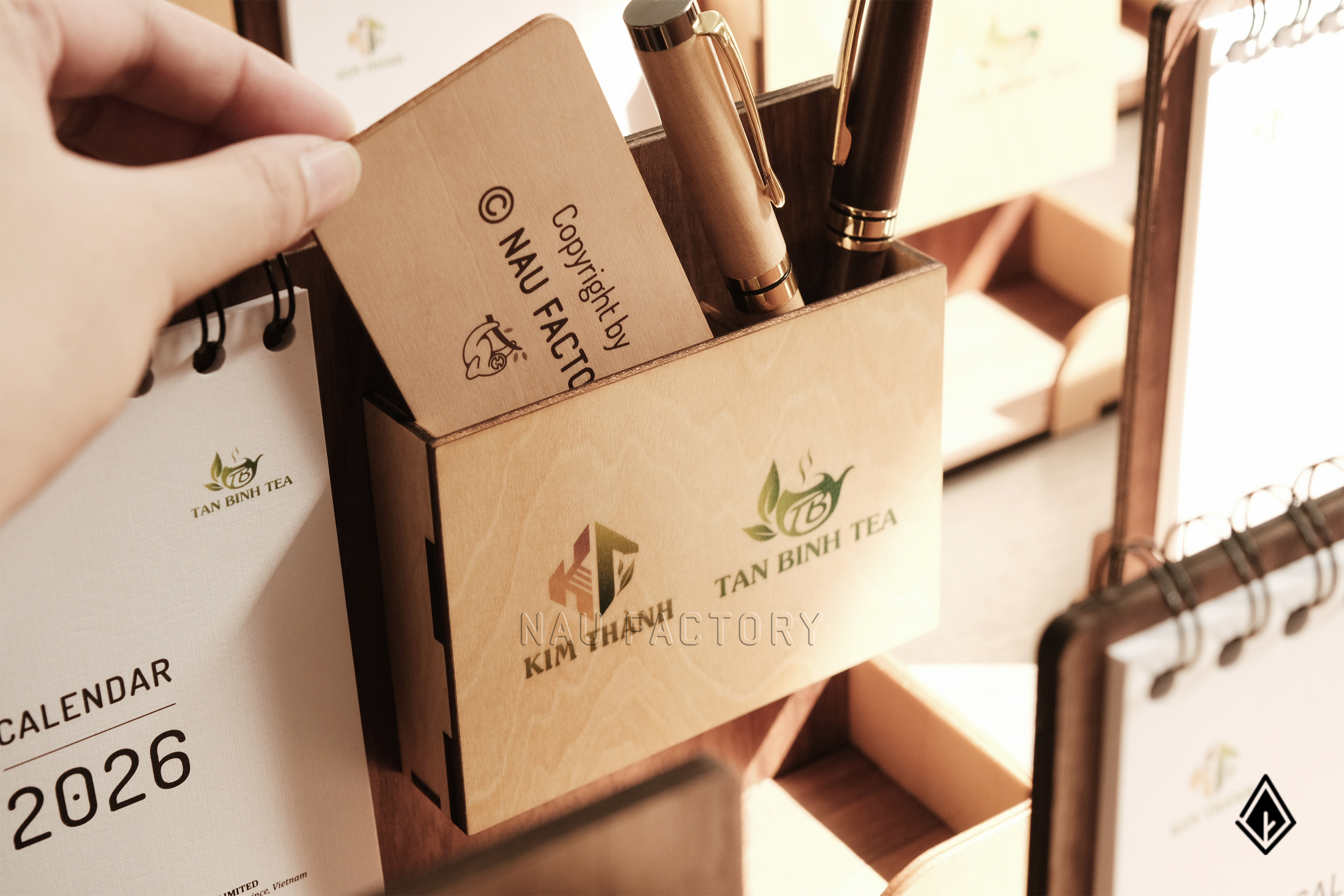 lịch gỗ khay bút