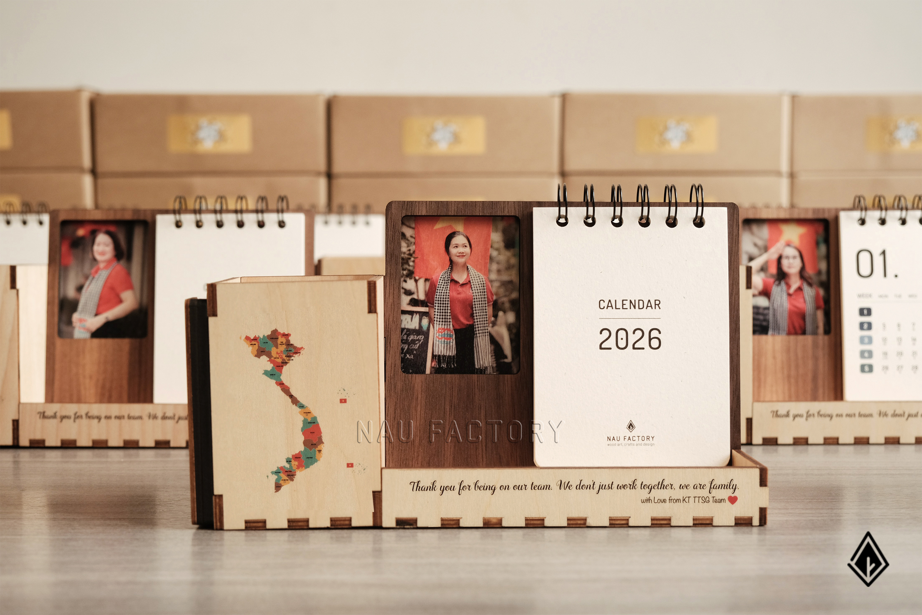 lịch gỗ khung ảnh