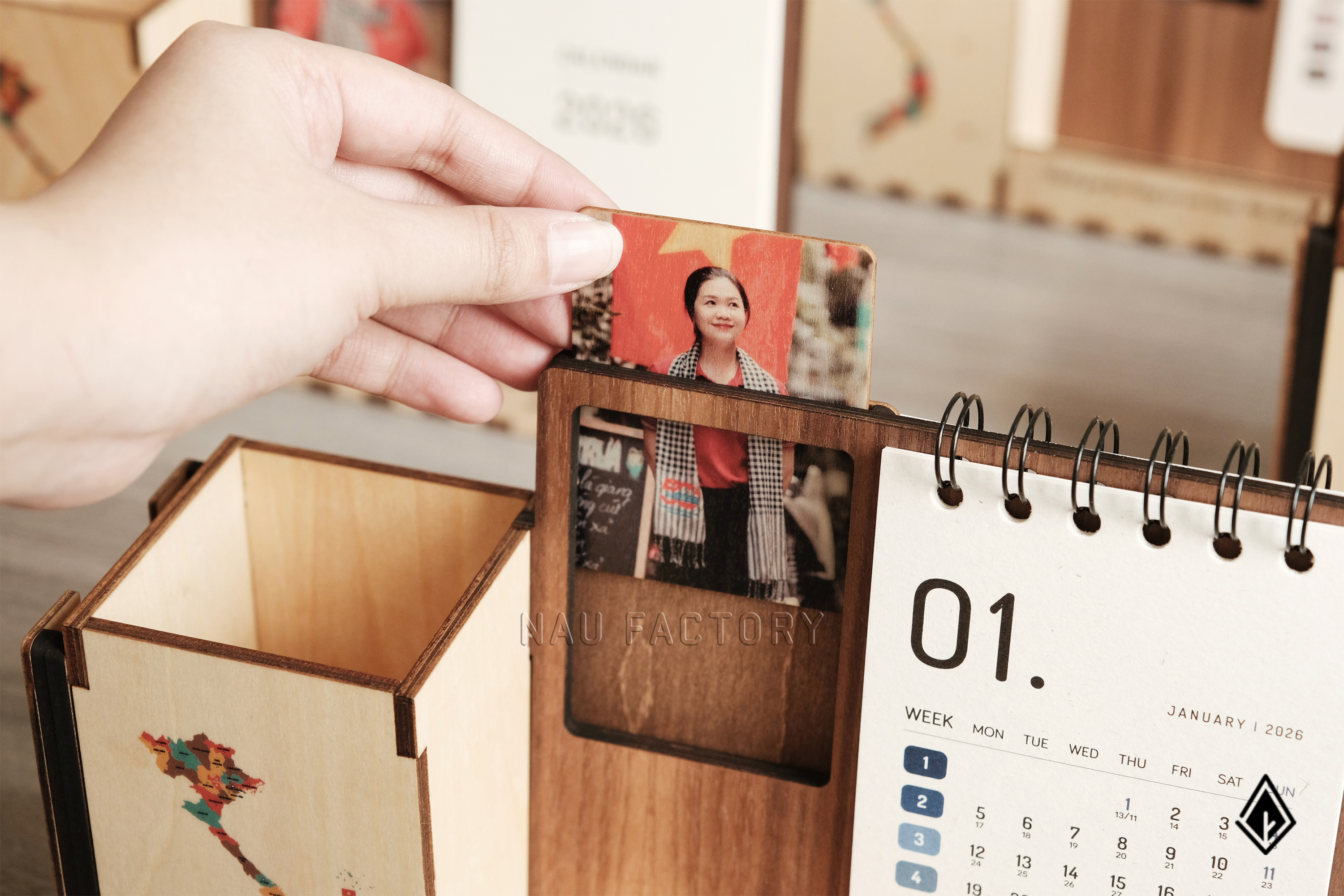 lịch gỗ khung ảnh