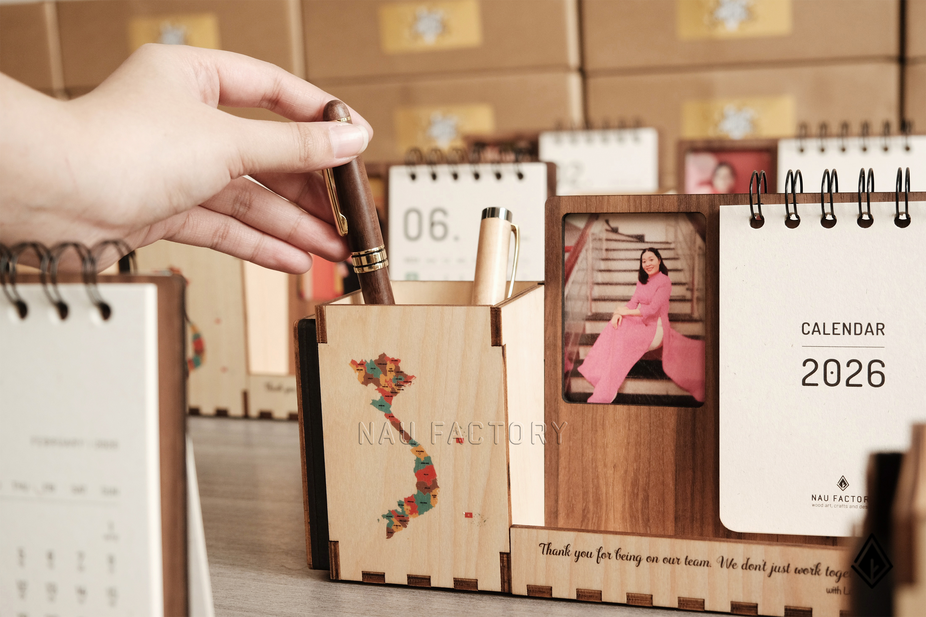 lịch gỗ khung ảnh