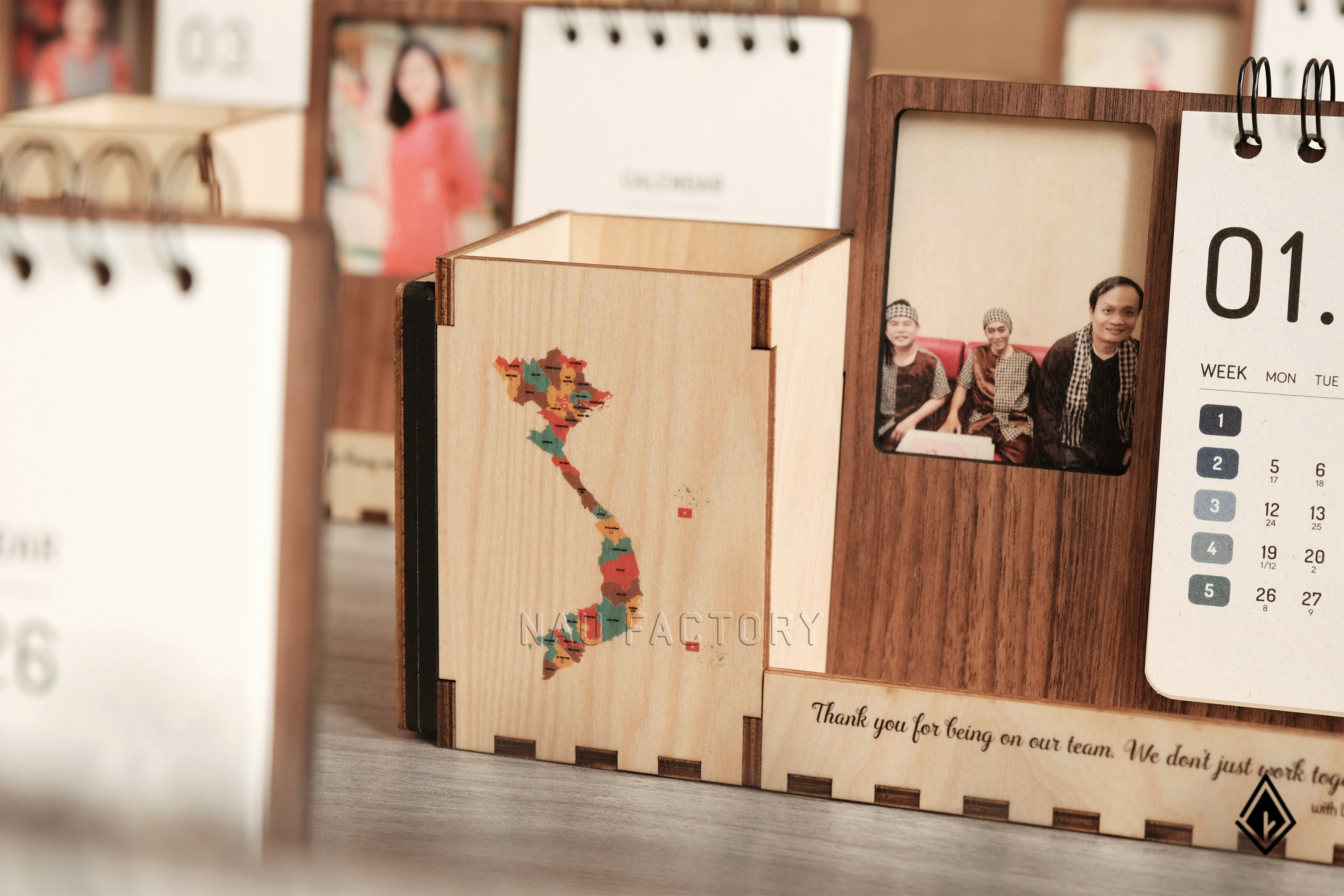 lịch gỗ khung ảnh