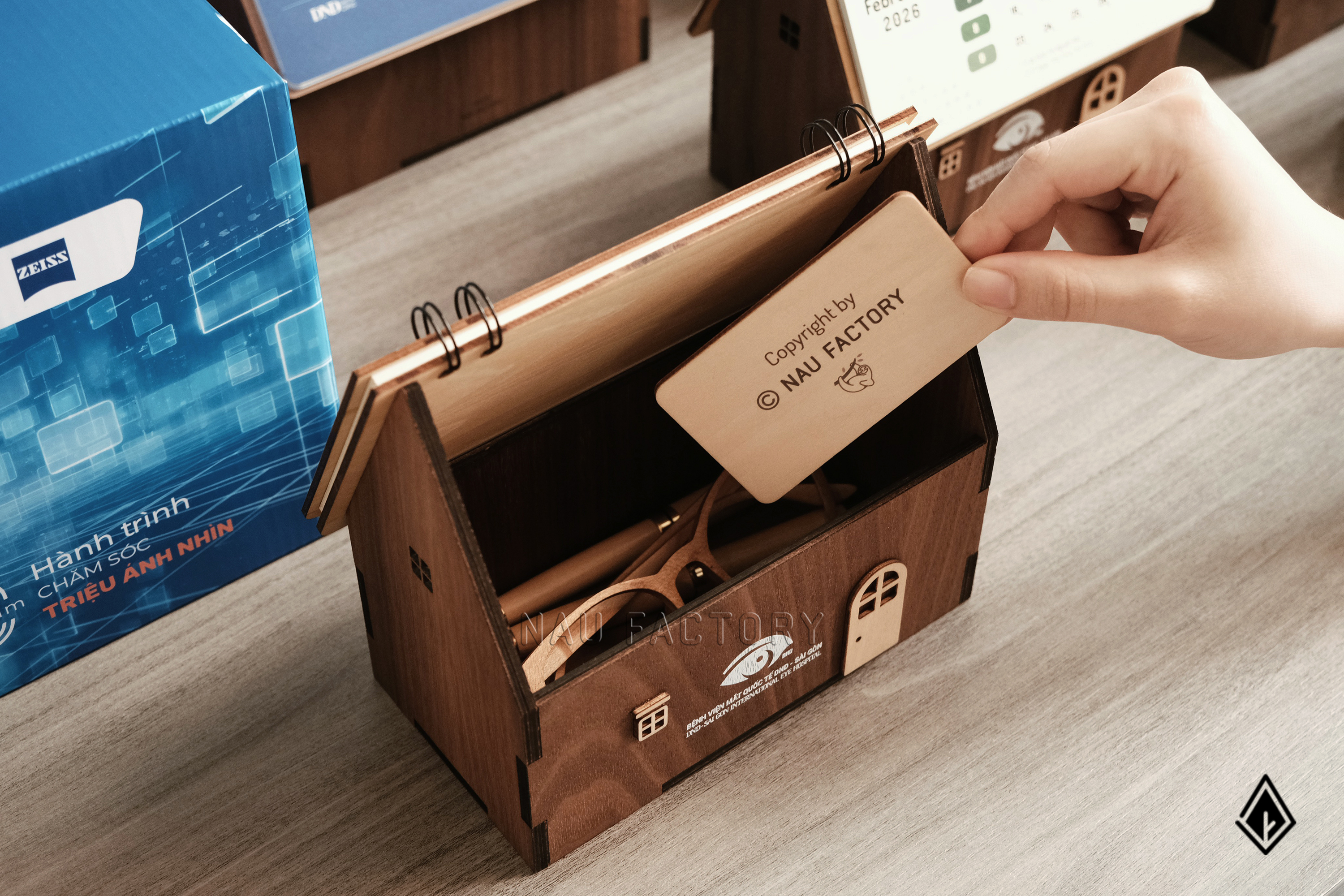 lịch gỗ ngôi nhà