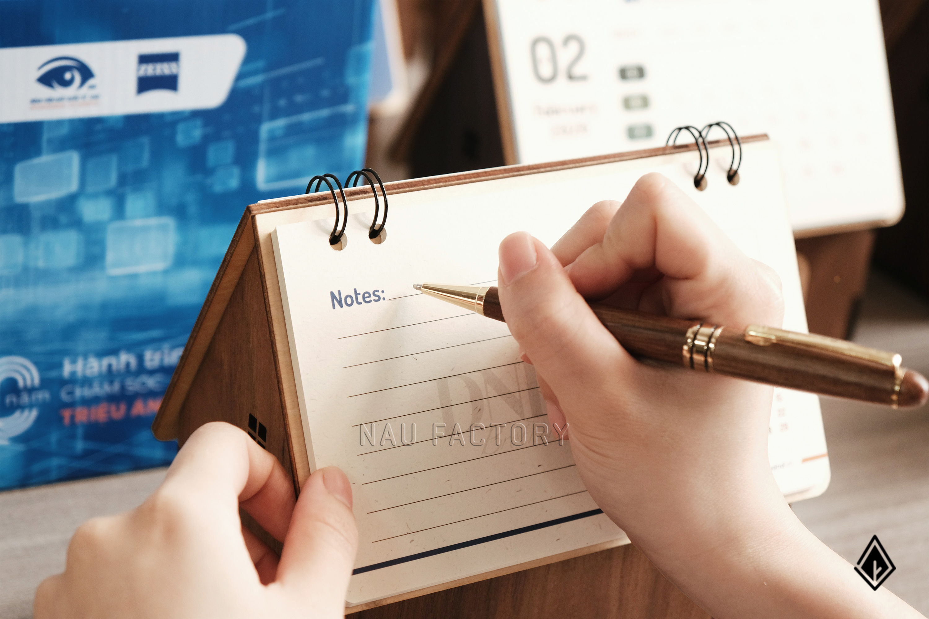 lịch gỗ ngôi nhà