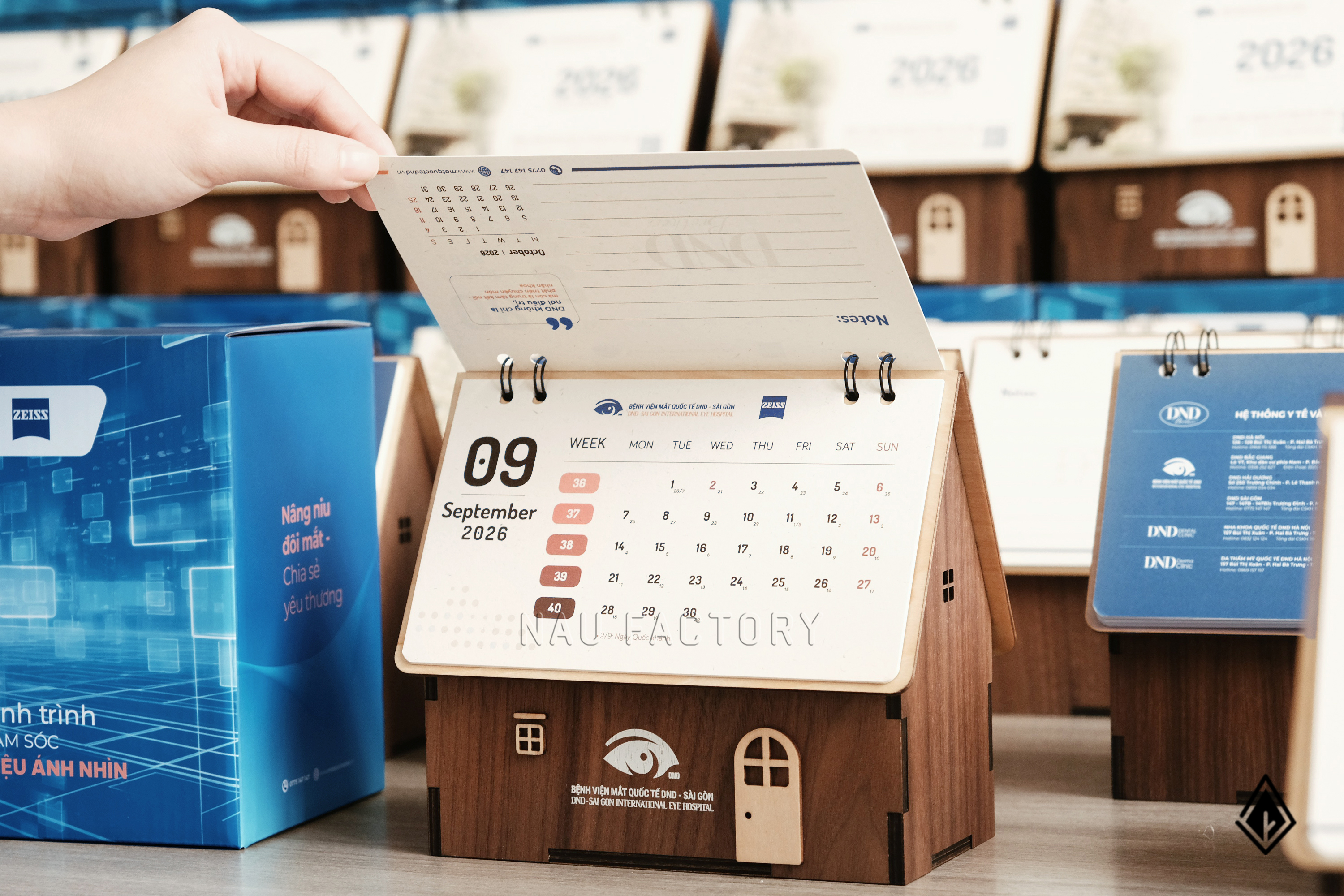 lịch gỗ ngôi nhà