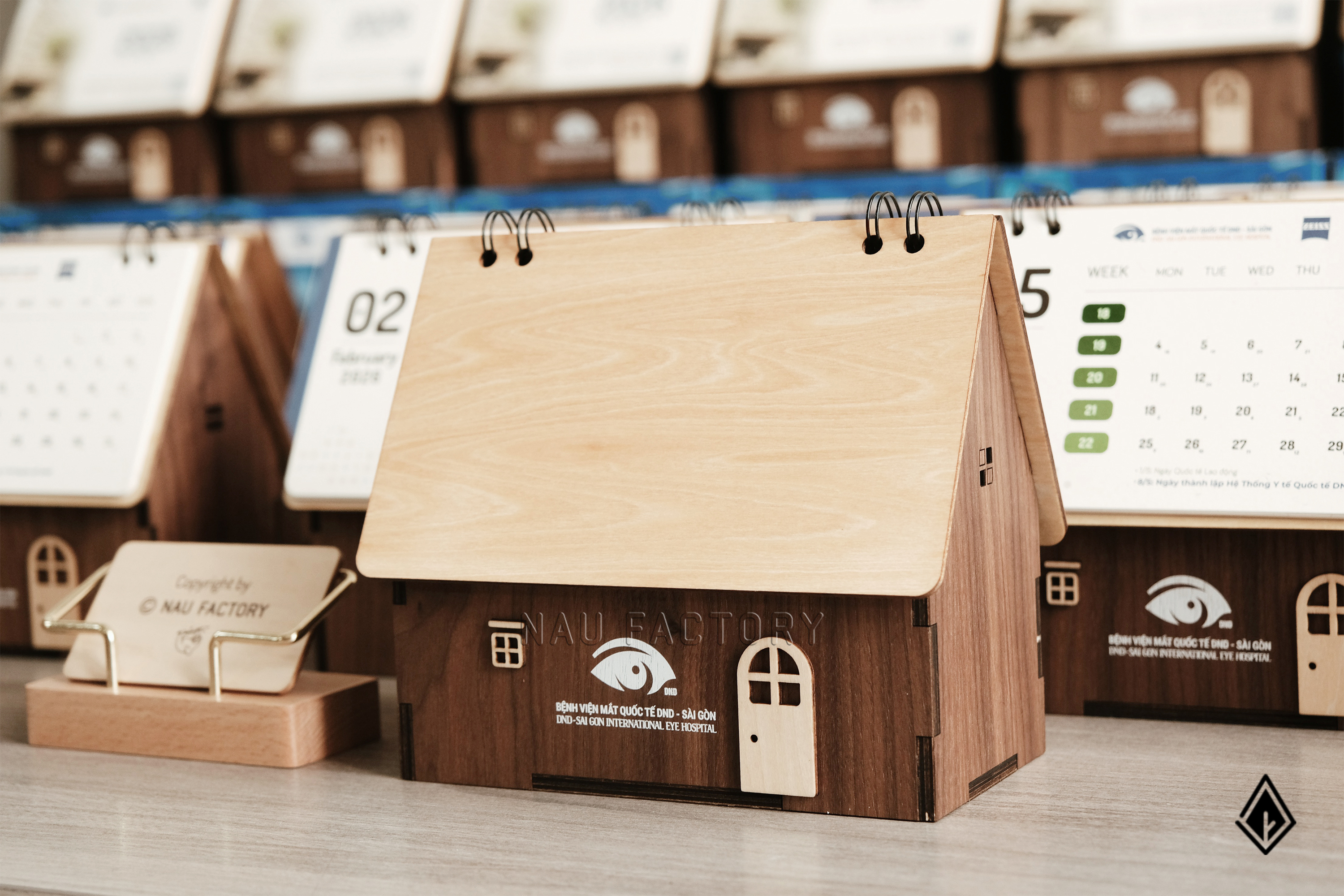 lịch gỗ ngôi nhà