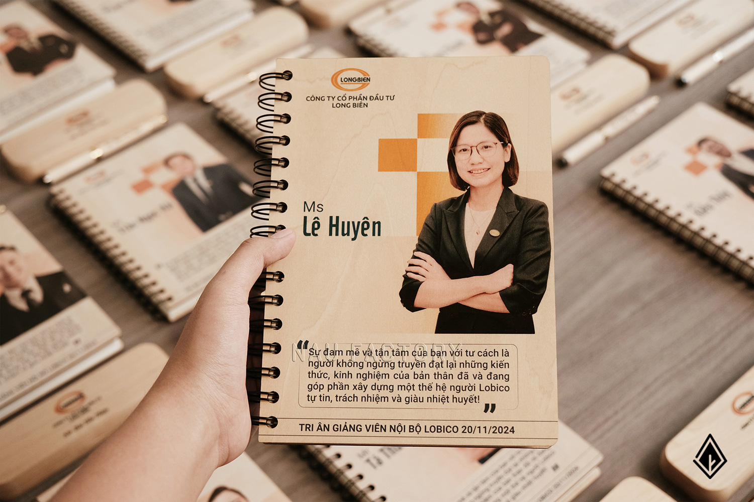 set sổ, bút và hộp bút gỗ