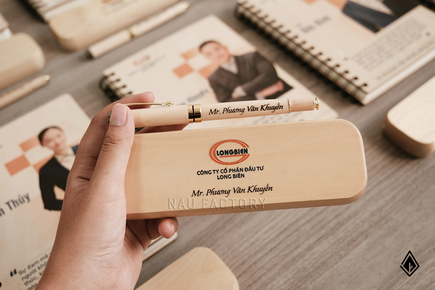 set sổ, bút và hộp bút gỗ
