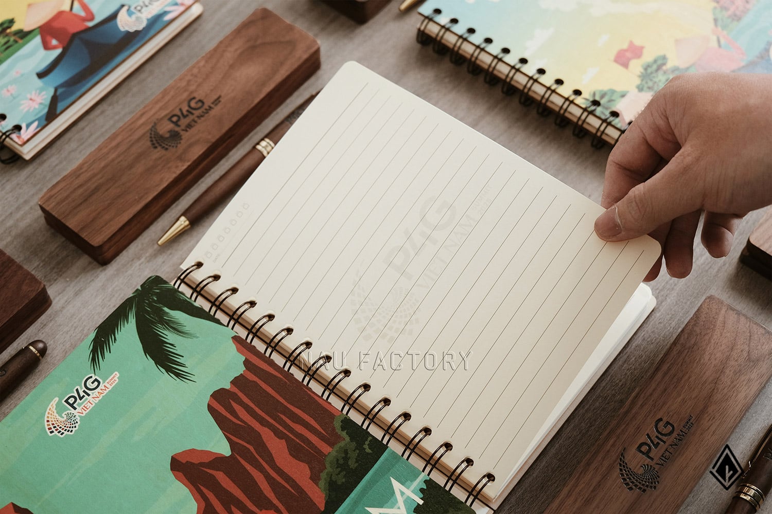 Set sổ, bút và hộp bút gỗ