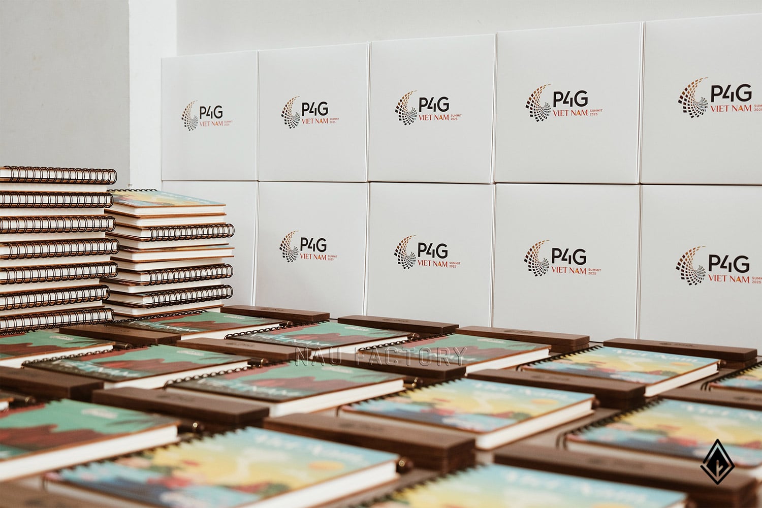 Set sổ, bút và hộp bút gỗ