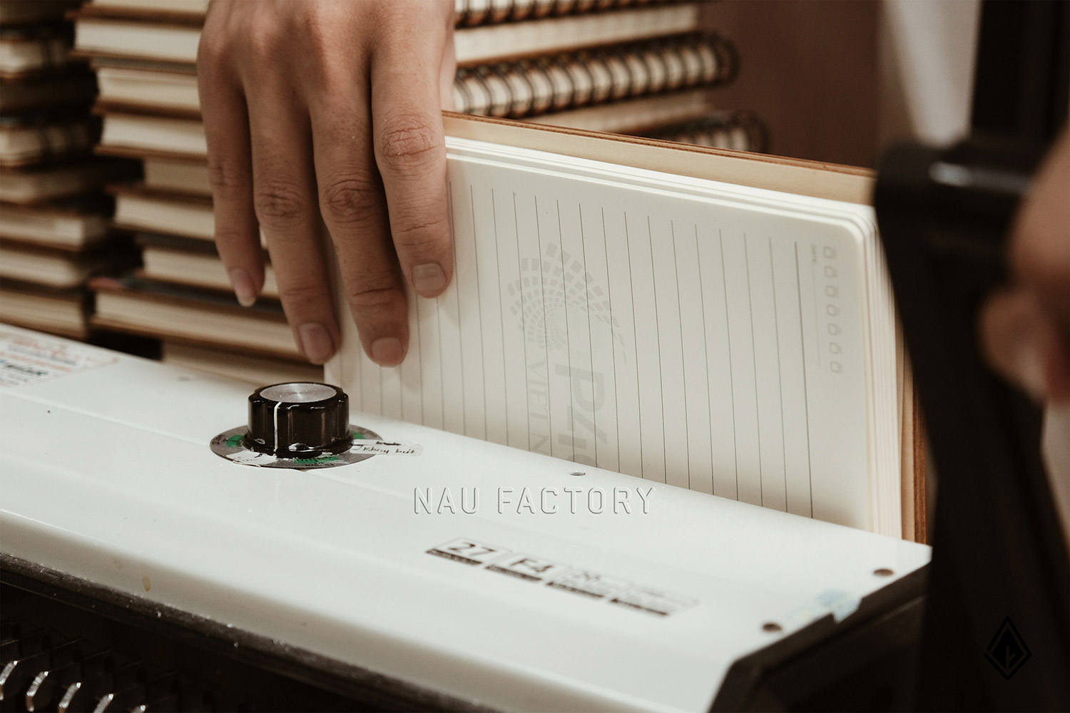 Set sổ, bút và hộp bút gỗ