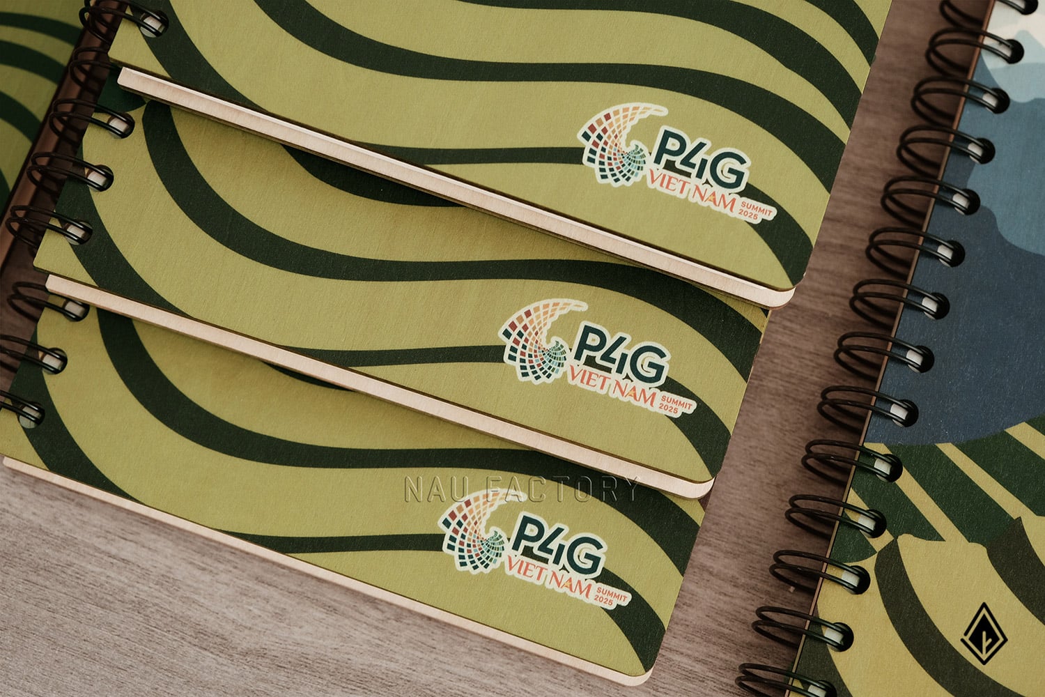 Set sổ, bút và hộp bút gỗ