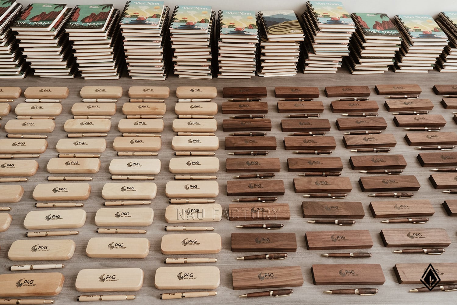 Set sổ, bút và hộp bút gỗ