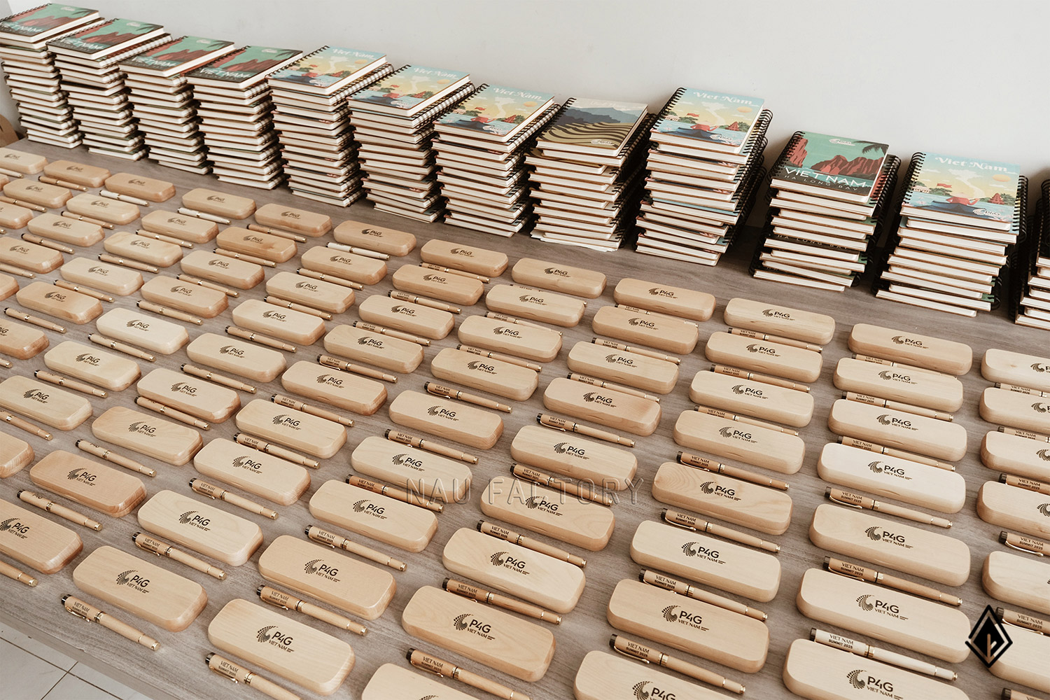 Set sổ, bút và hộp bút gỗ