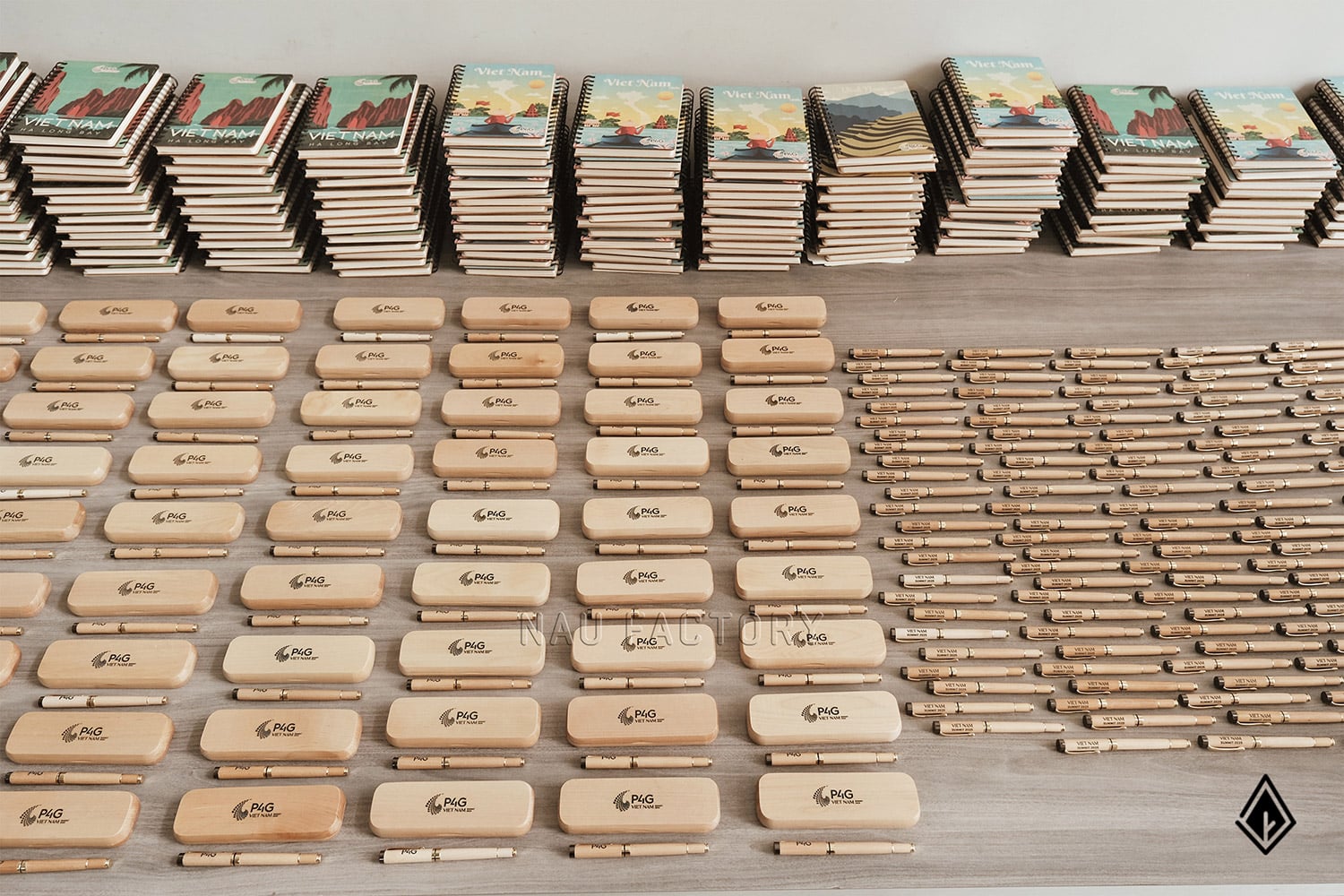 Set sổ, bút và hộp bút gỗ