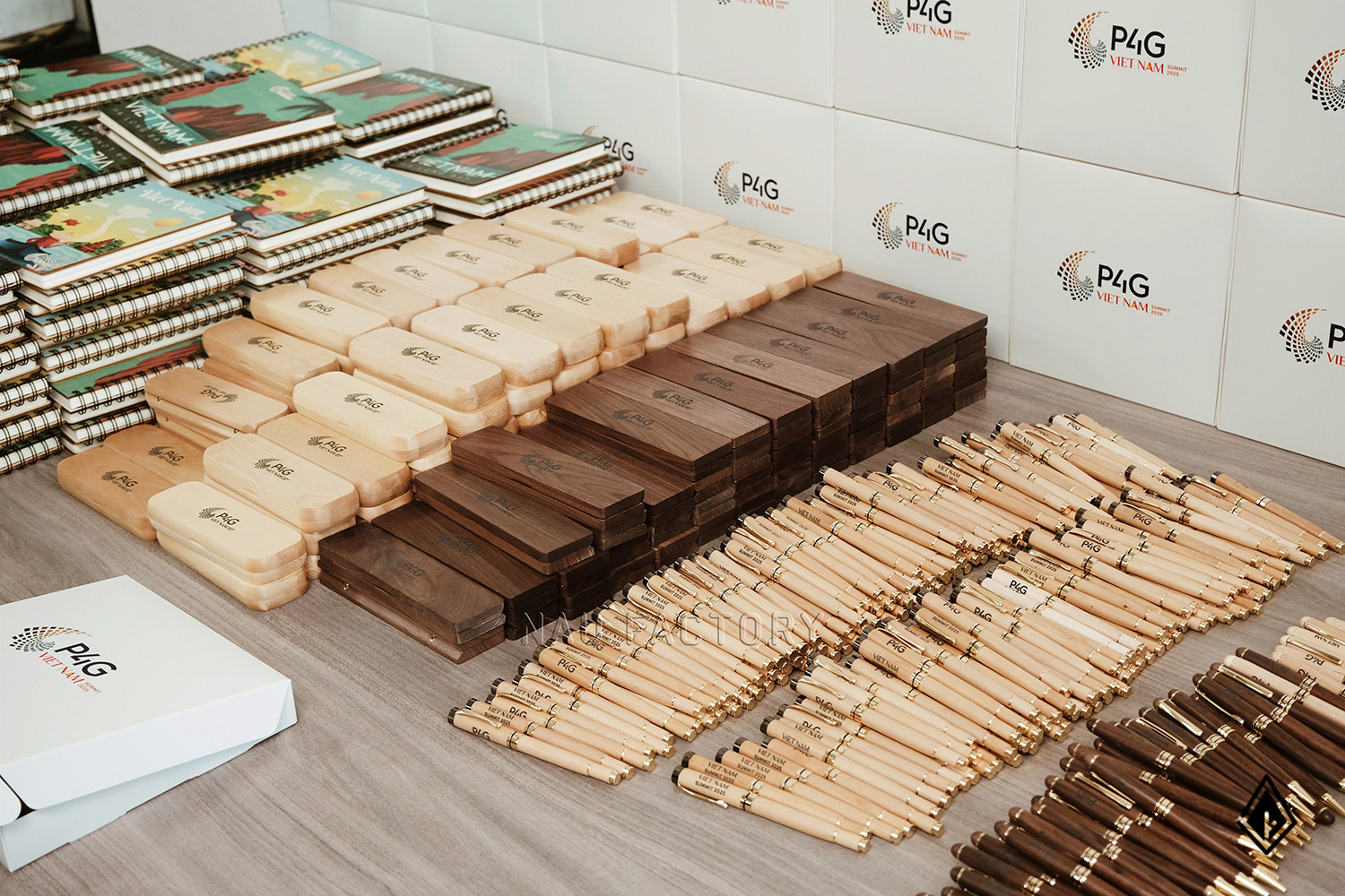 Set sổ, bút và hộp bút gỗ