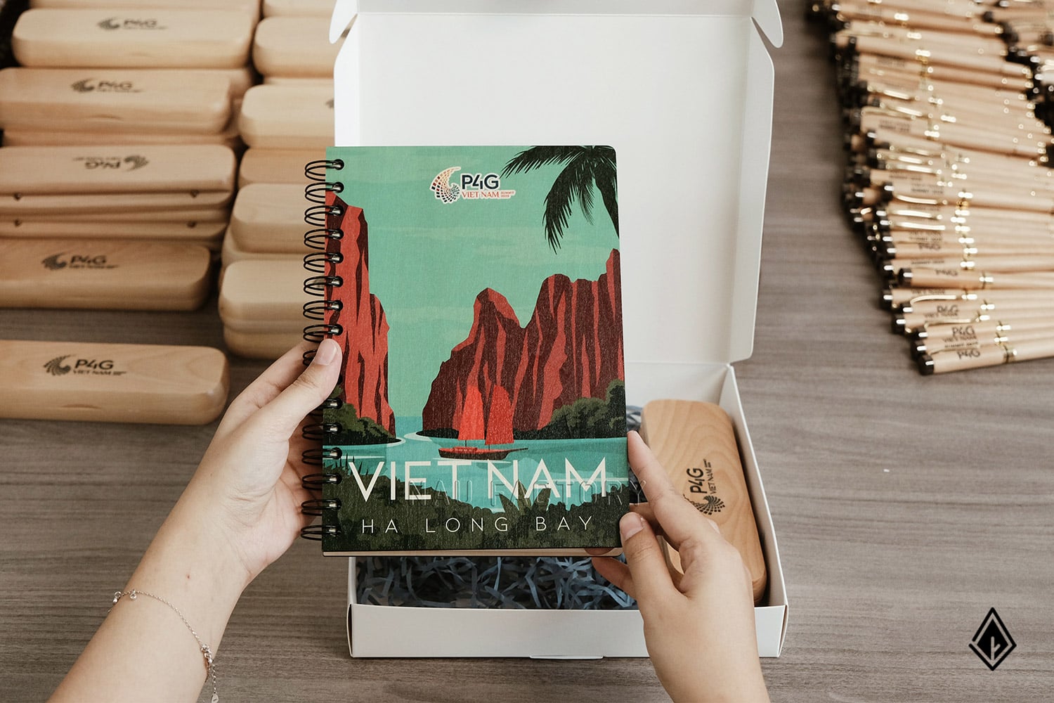 Set sổ, bút và hộp bút gỗ