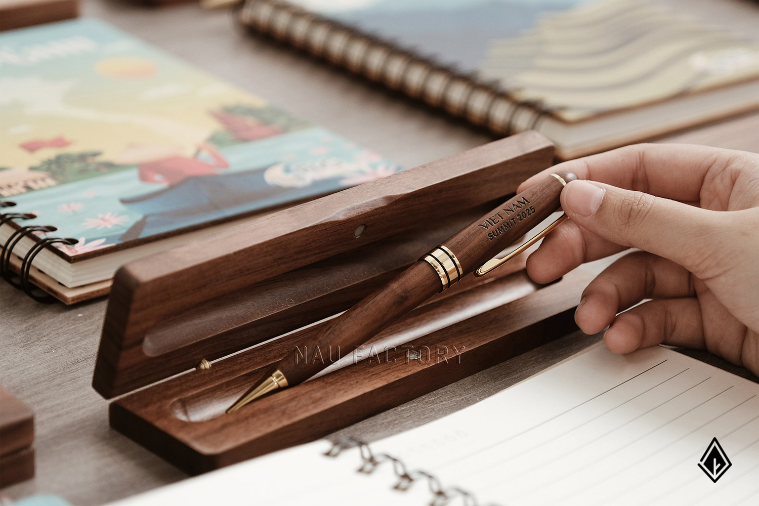 Set sổ, bút và hộp bút gỗ