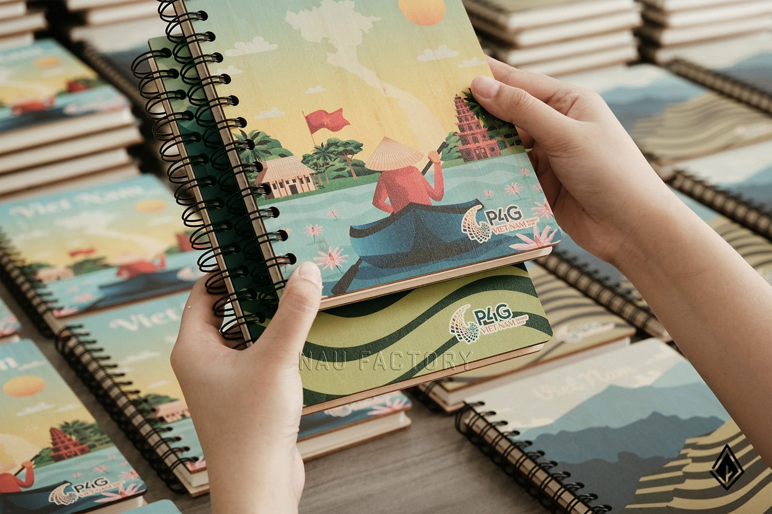 Set sổ, bút và hộp bút gỗ