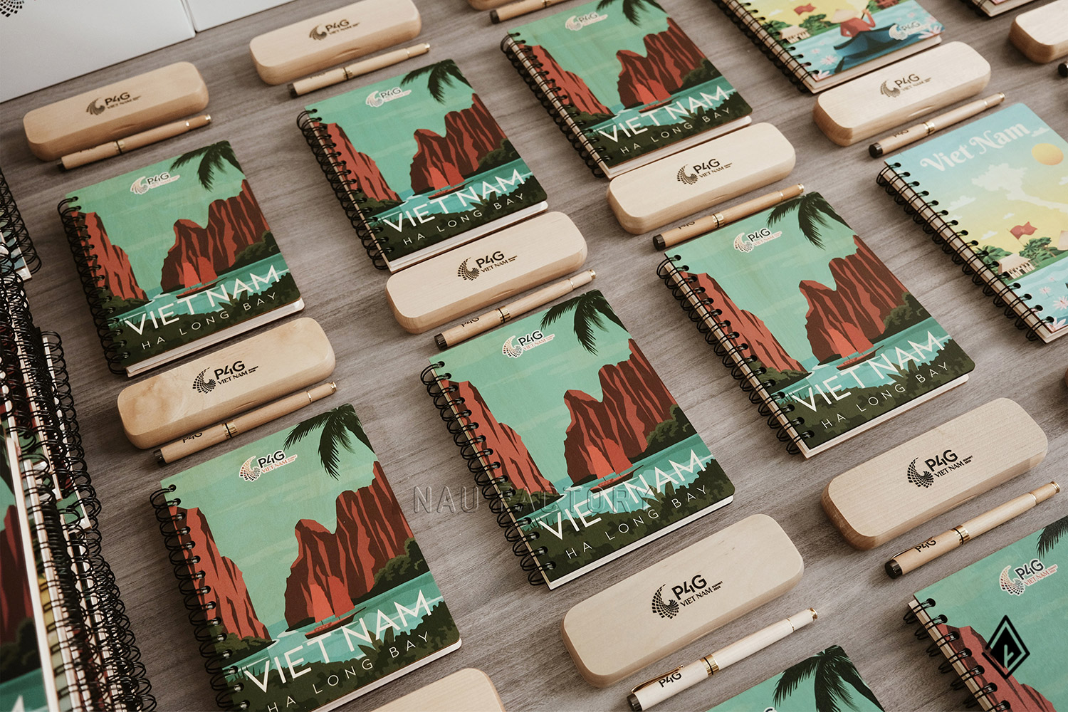 Set sổ, bút và hộp bút gỗ