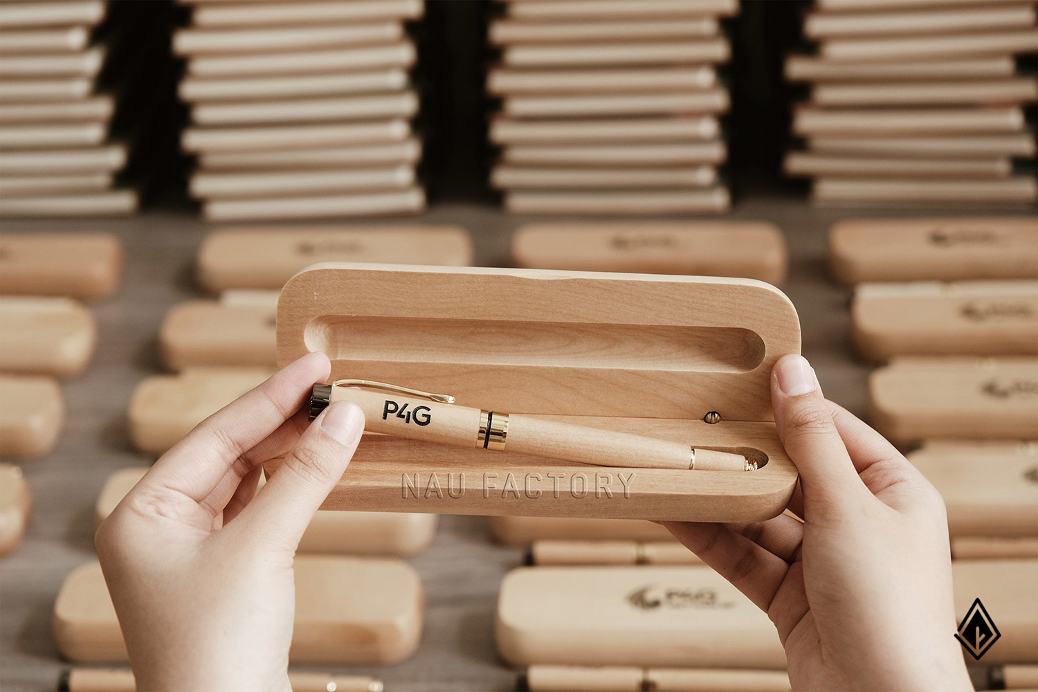 Set sổ, bút và hộp bút gỗ