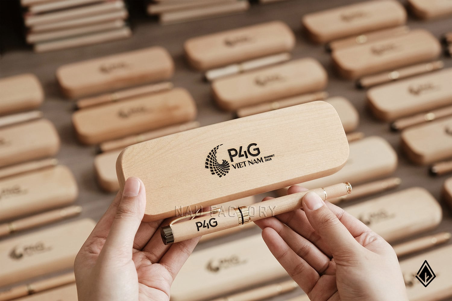 Set sổ, bút và hộp bút gỗ