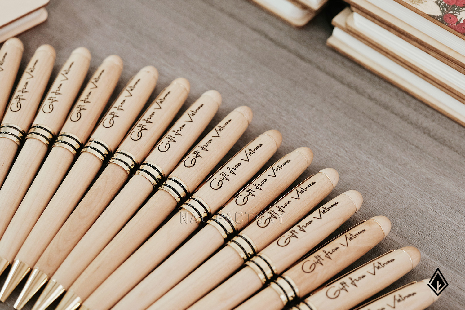 set sổ và bút gỗ