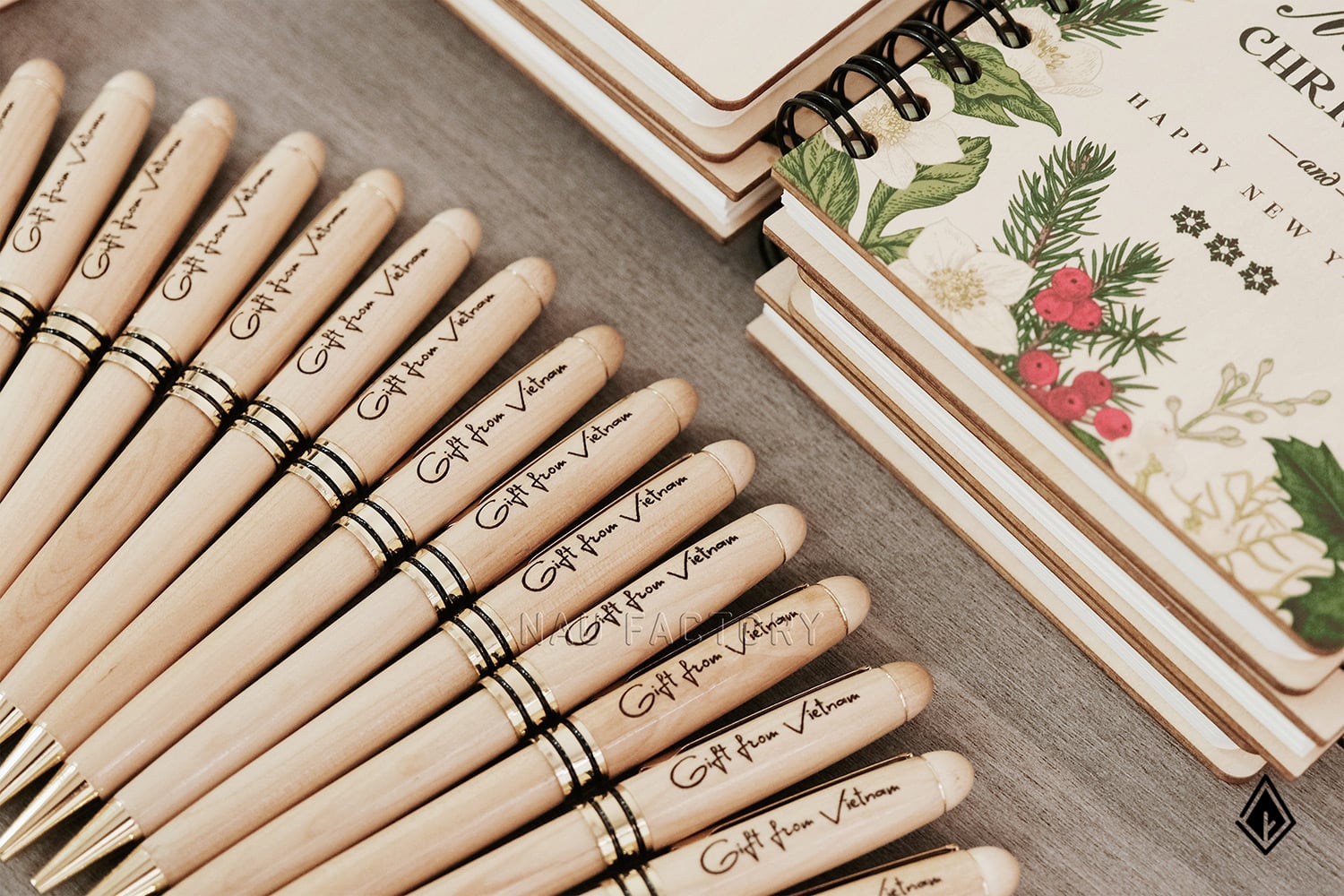 set sổ và bút gỗ