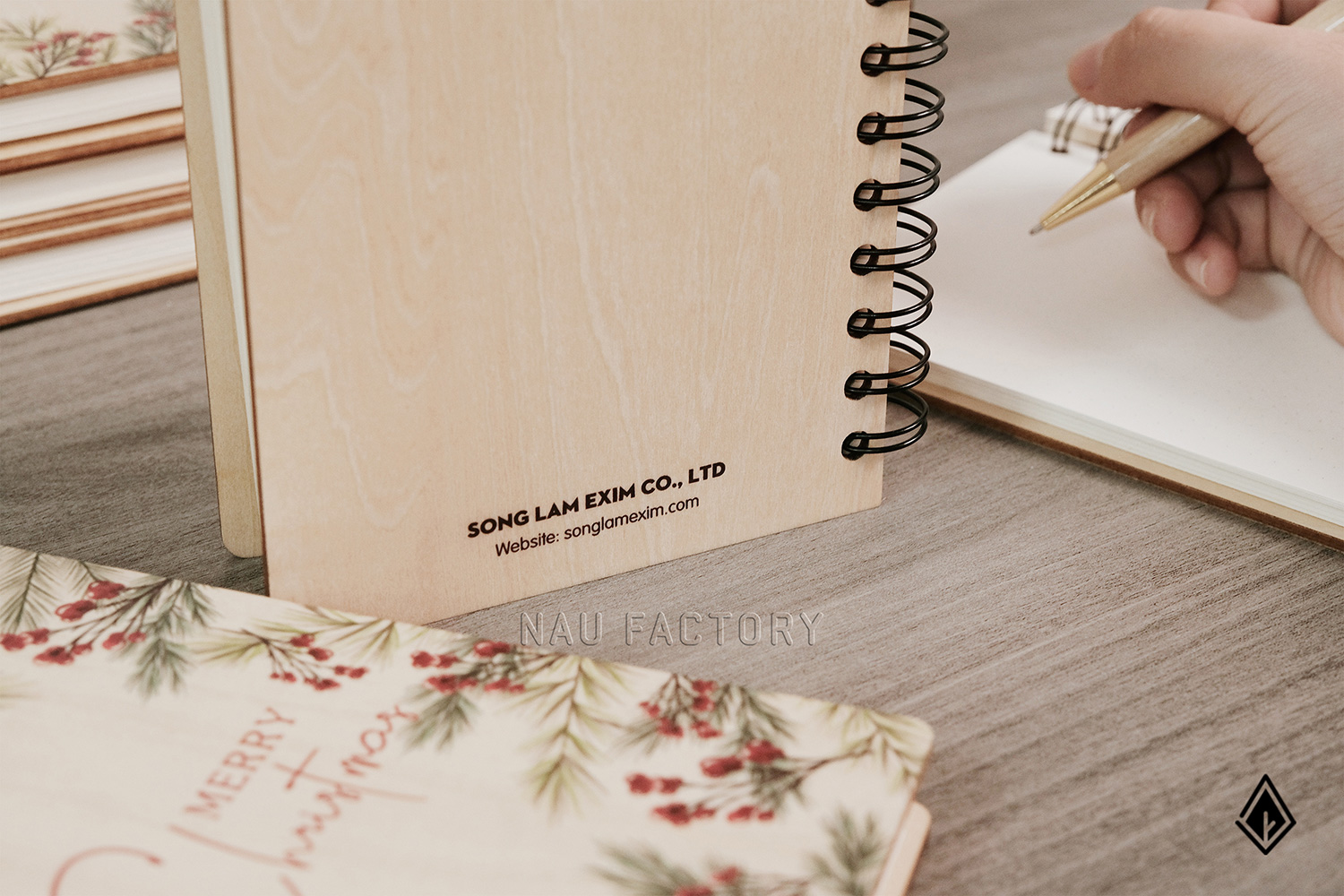 set sổ và bút gỗ