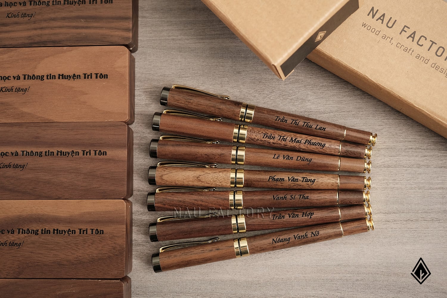 Set bút và hộp bút gỗ