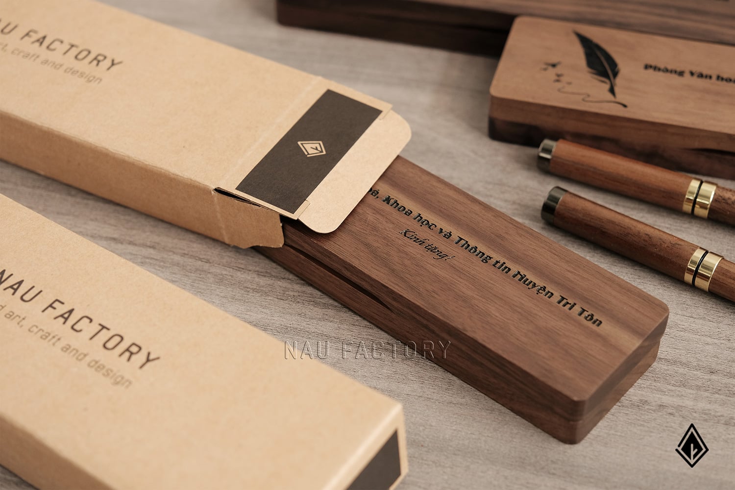 Set bút và hộp bút gỗ