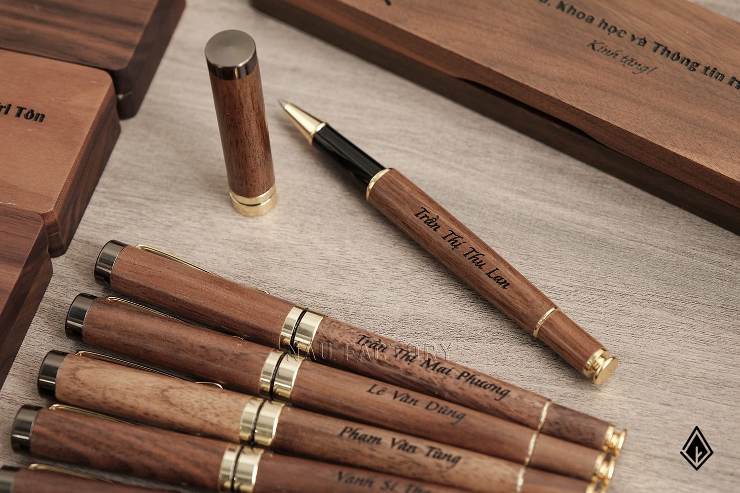 Set bút và hộp bút gỗ