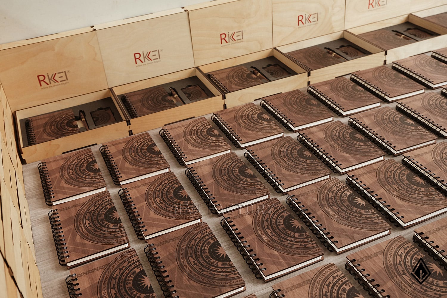 set sổ, bút và hộp namecard gỗ