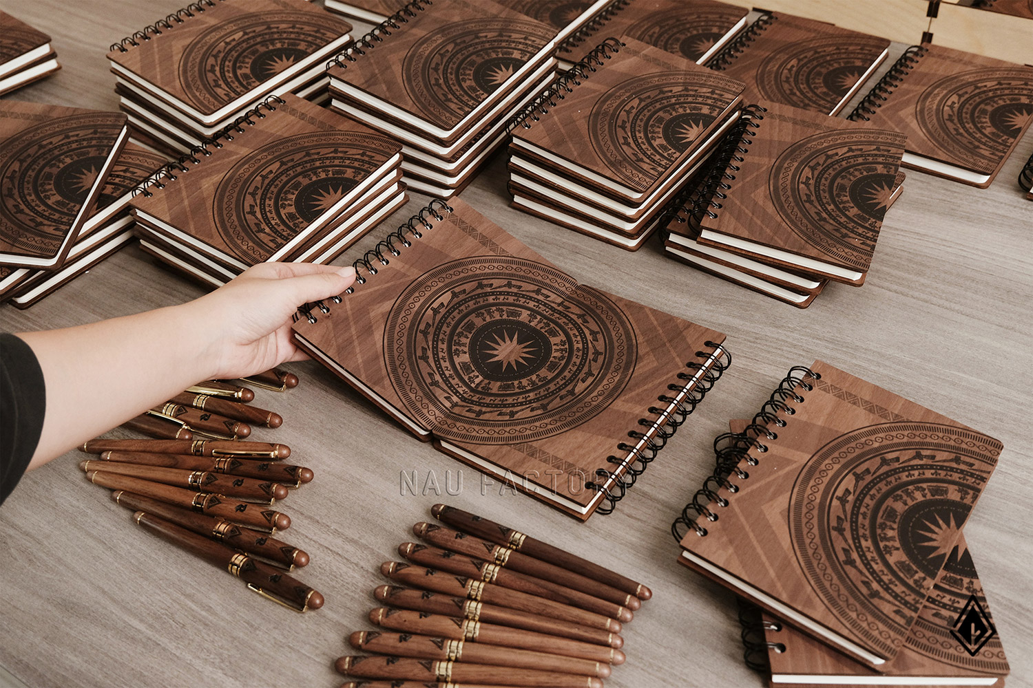 set sổ, bút và hộp namecard gỗ