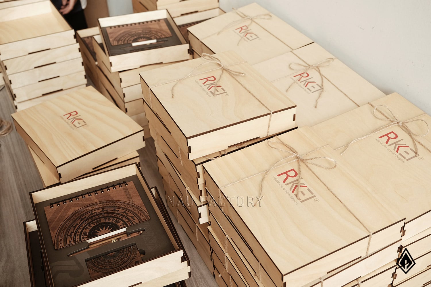 set sổ, bút và hộp namecard gỗ