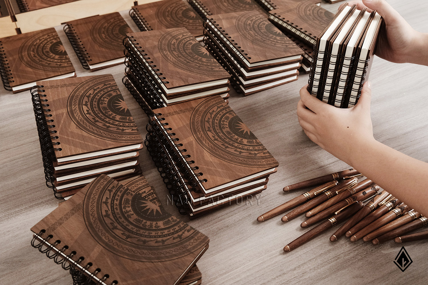 bút và sổ tay gỗ walnut