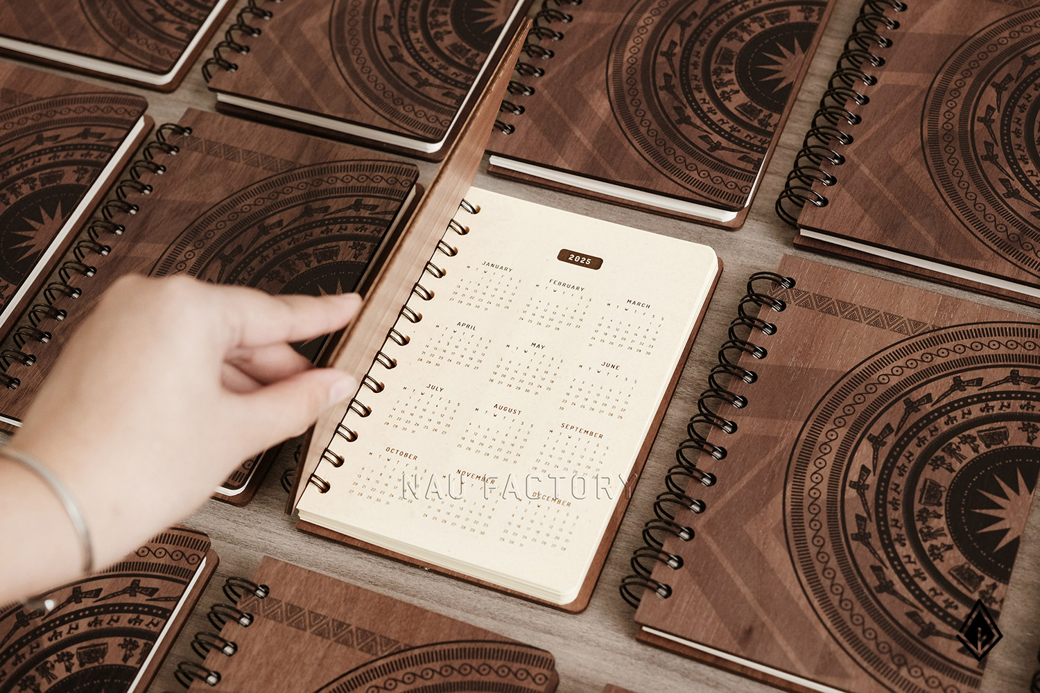 set sổ, bút và hộp namecard gỗ